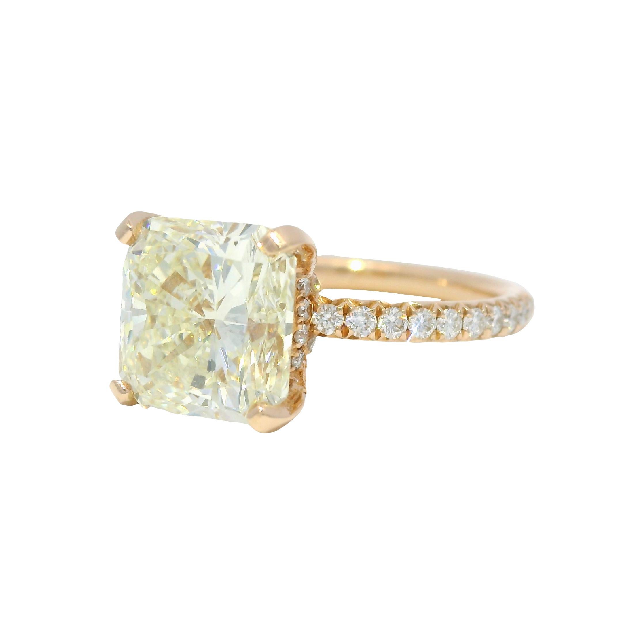 Natürlicher 4,55 Karat Diamant im Radiant-Schliff 14-Karat Verlobungsring Vorrätig Damen im Angebot