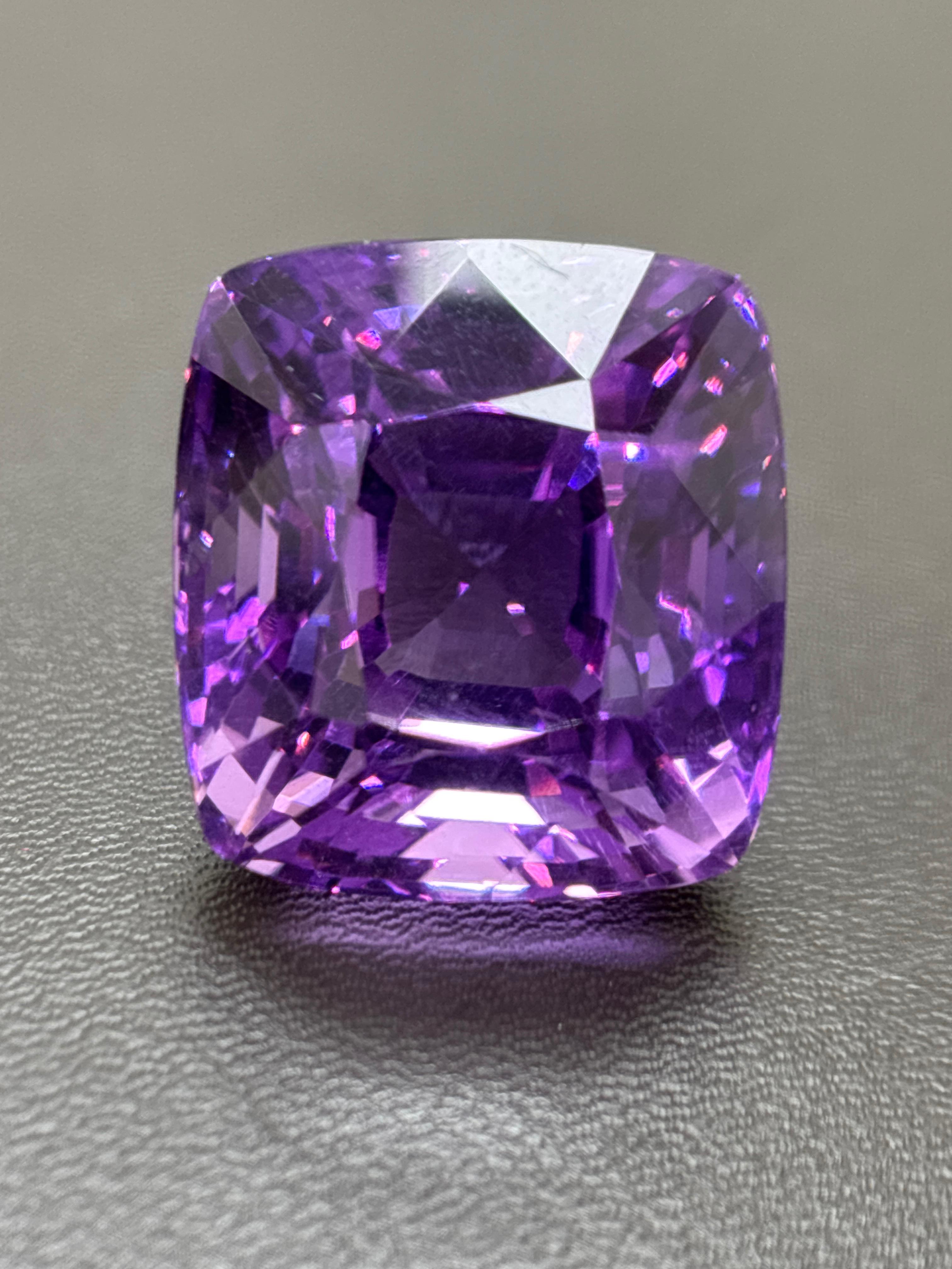 Strahlende Majestät - 45,65 ct Amethyst im Kissenschliff

Gönnen Sie sich die Opulenz eines Edelsteins, der die Essenz des Königtums einfängt. Dieser 45,65 Karat schwere Amethyst im Kissenschliff glänzt mit einem intensiven violetten Farbton, dessen