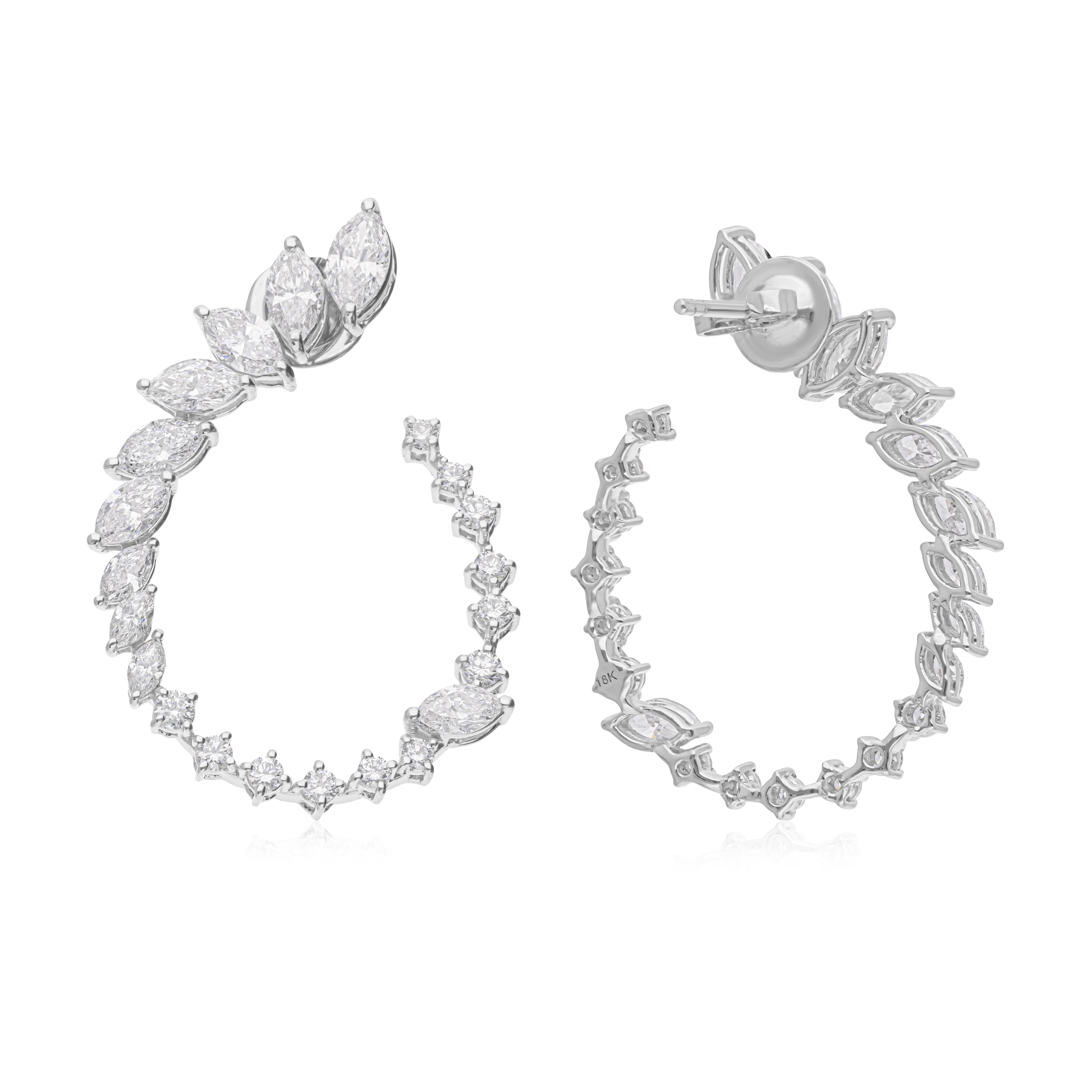 Orecchini a cerchio con diamanti naturali da 4,5 carati SI/H in oro bianco 14 carati Tutte le tariffe sono pagate 
Orecchini a cerchio scolpiti con un bellissimo design a cerchio affusolato, che inizia con diamanti taglio marquise a grappolo che