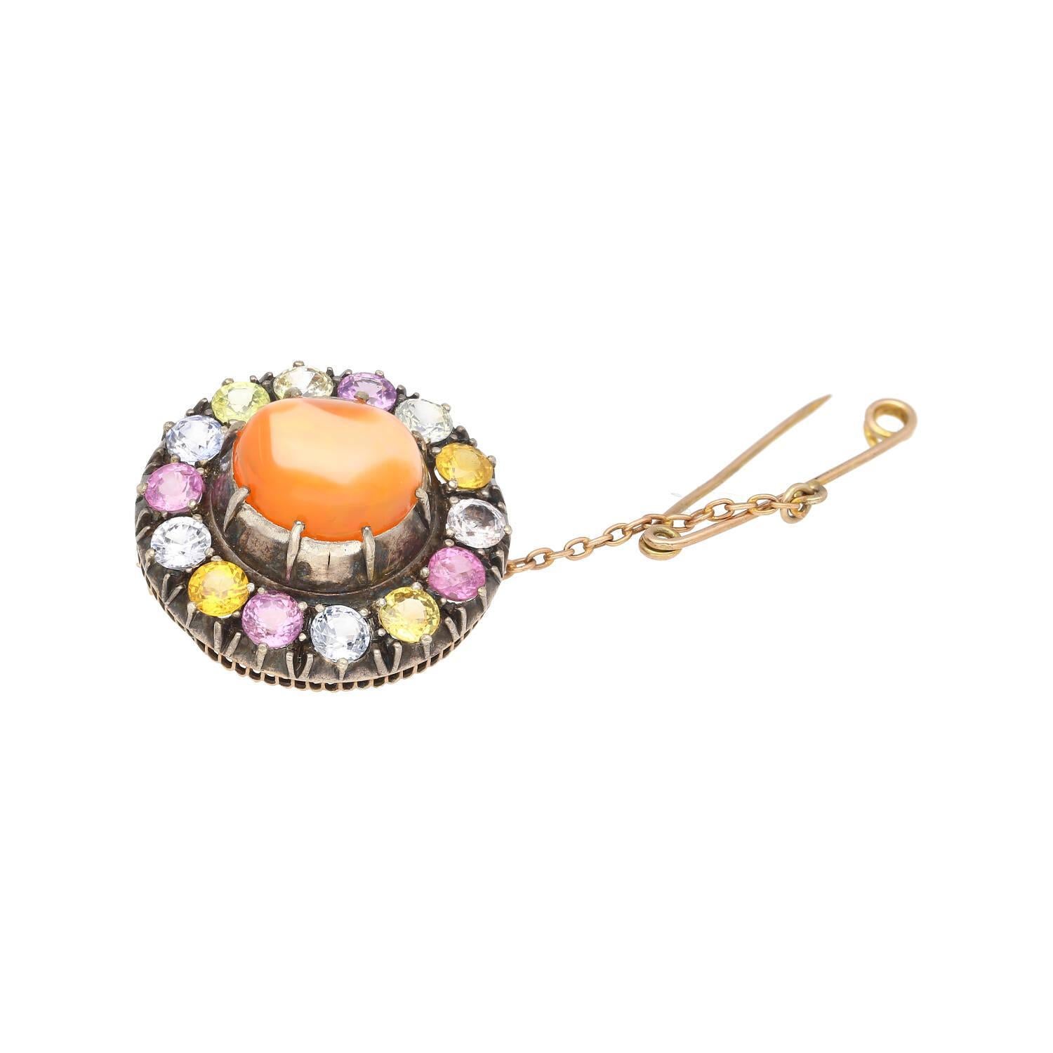 Art déco Épingle en or et argent avec opale naturelle de 4,64 carats et détails en saphirs multicolores en vente