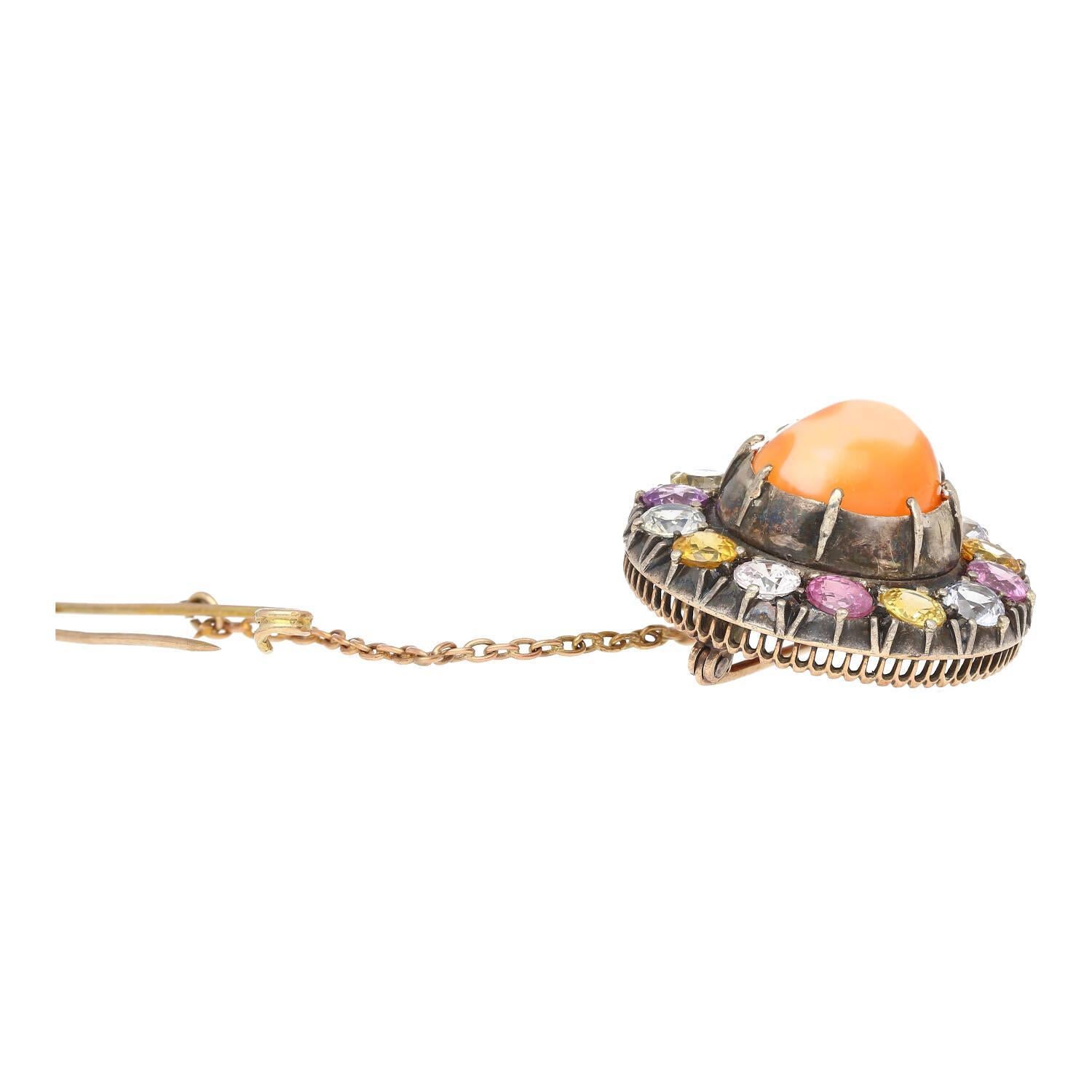 Taille cabochon Épingle en or et argent avec opale naturelle de 4,64 carats et détails en saphirs multicolores en vente