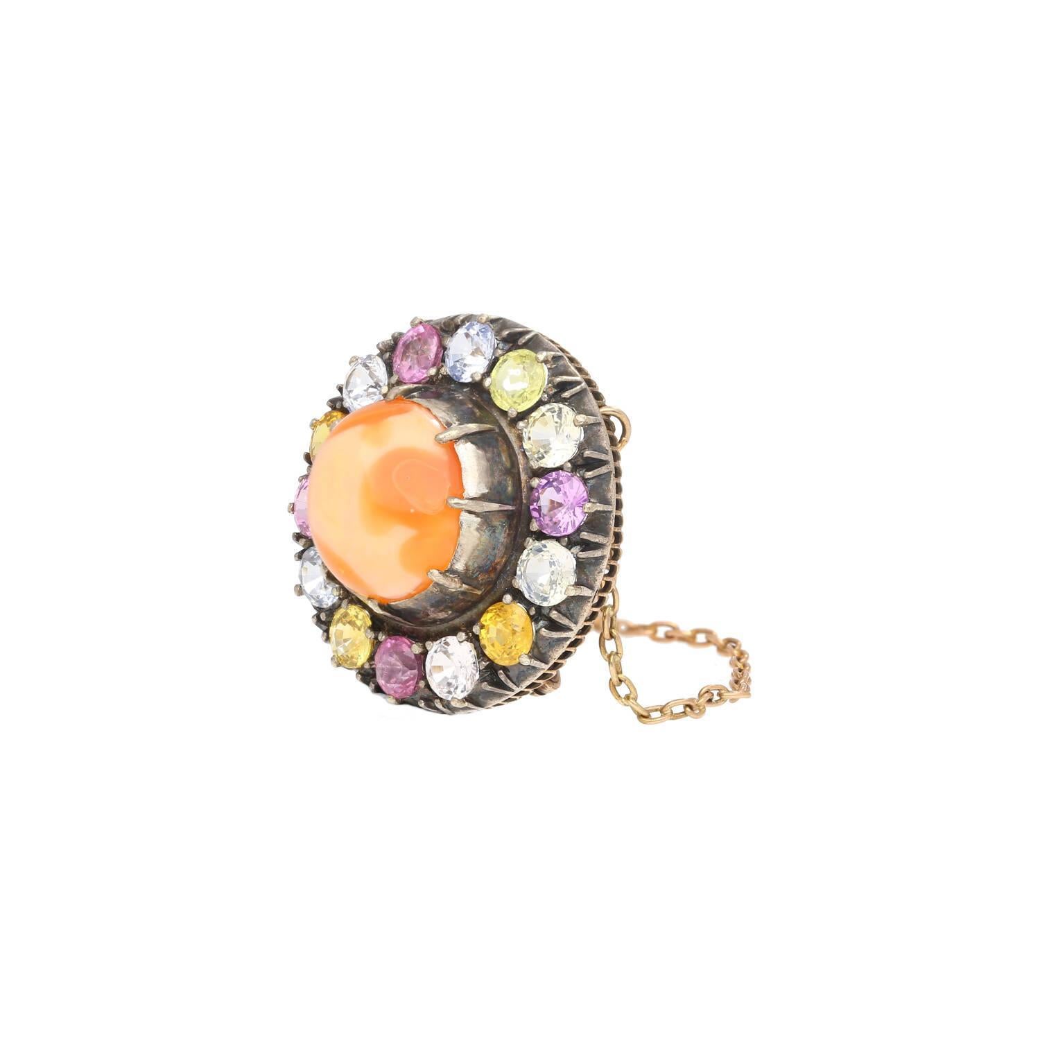 Épingle en or et argent avec opale naturelle de 4,64 carats et détails en saphirs multicolores Excellent état - En vente à Miami, FL