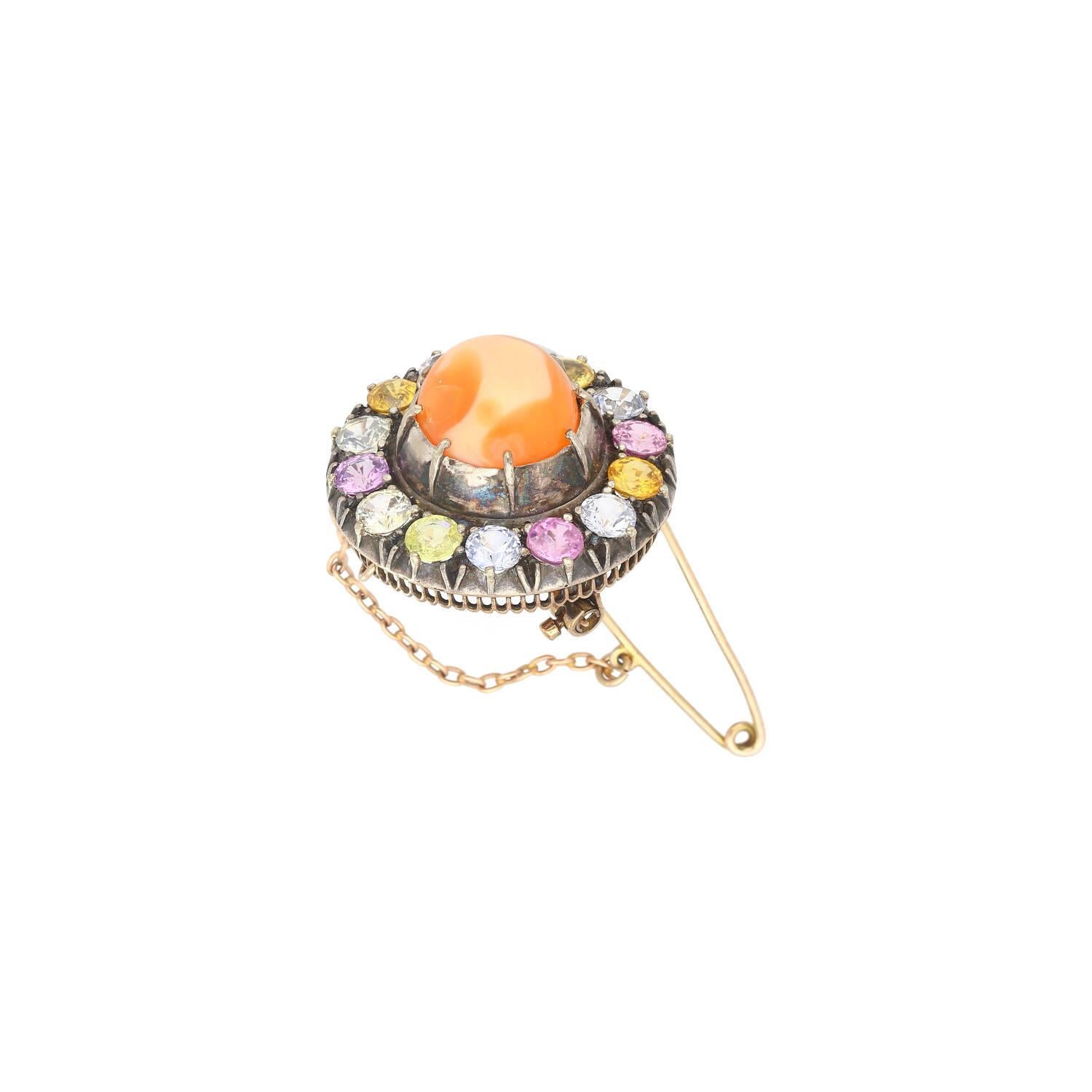 Épingle en or et argent avec opale naturelle de 4,64 carats et détails en saphirs multicolores en vente 1