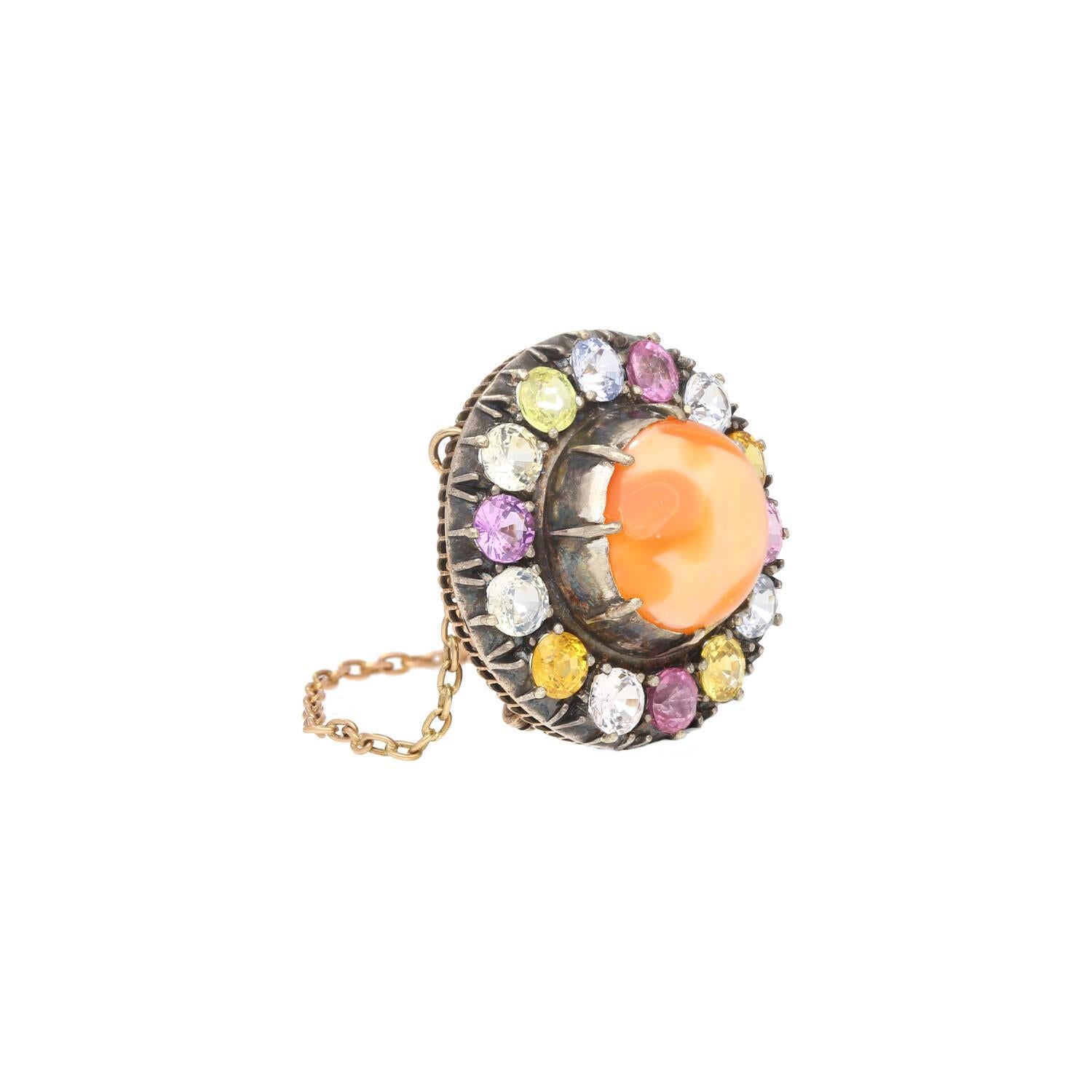 Épingle en or et argent avec opale naturelle de 4,64 carats et détails en saphirs multicolores en vente 3