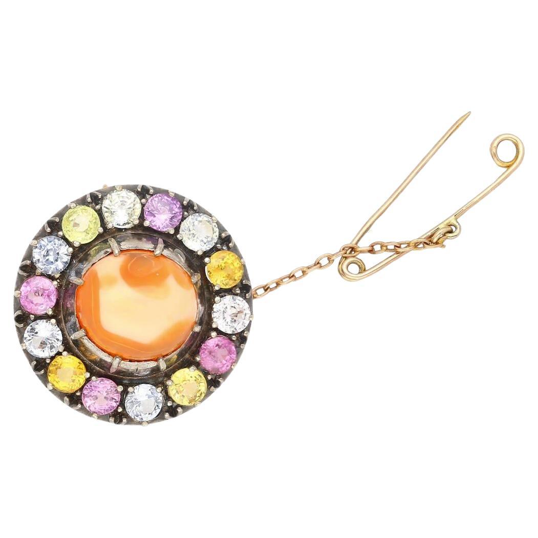 Épingle en or et argent avec opale naturelle de 4,64 carats et détails en saphirs multicolores en vente
