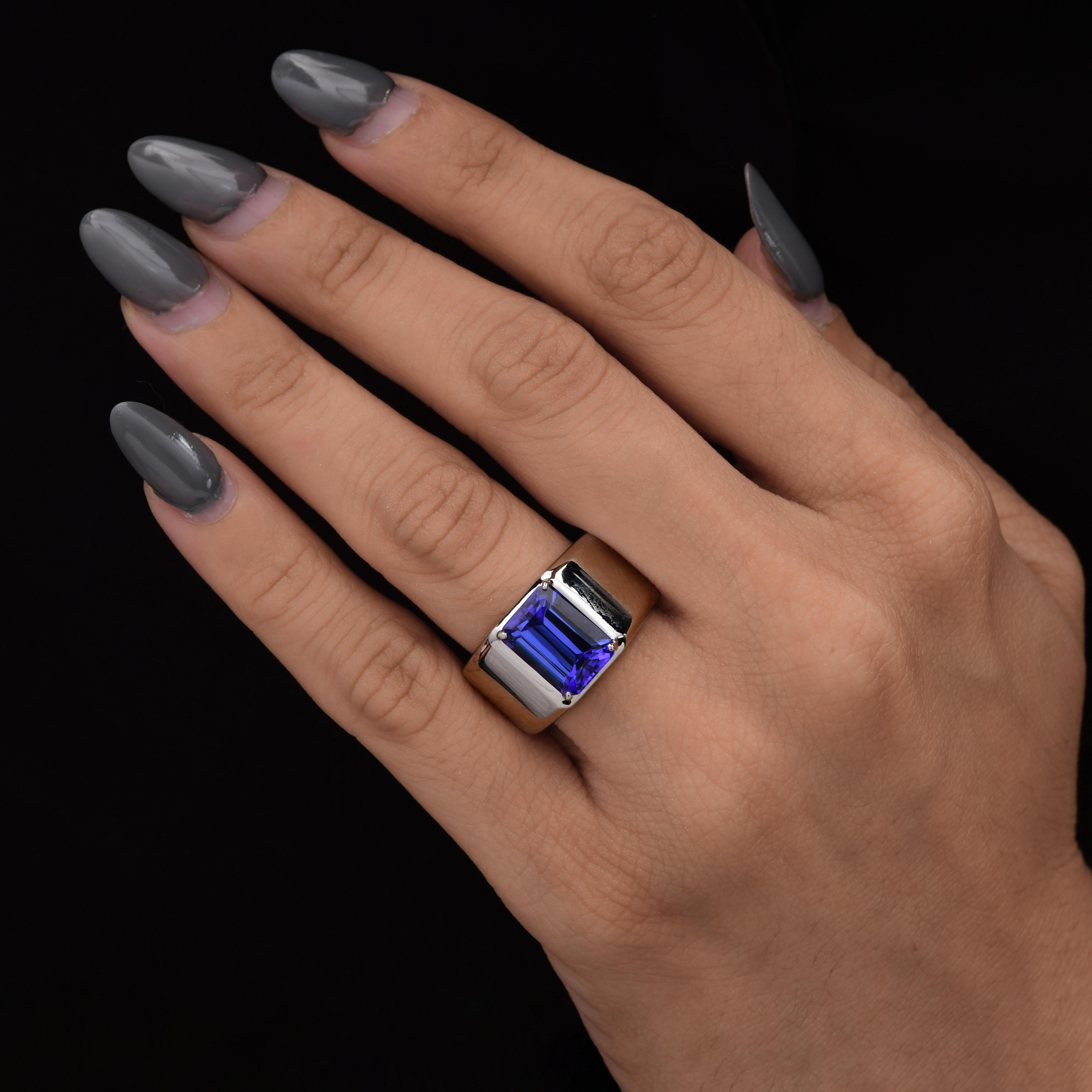 Natürlicher 4,70 Karat Smaragdschliff Tansanit Edelstein 18 Karat Weißgold Band Ring (Moderne) im Angebot