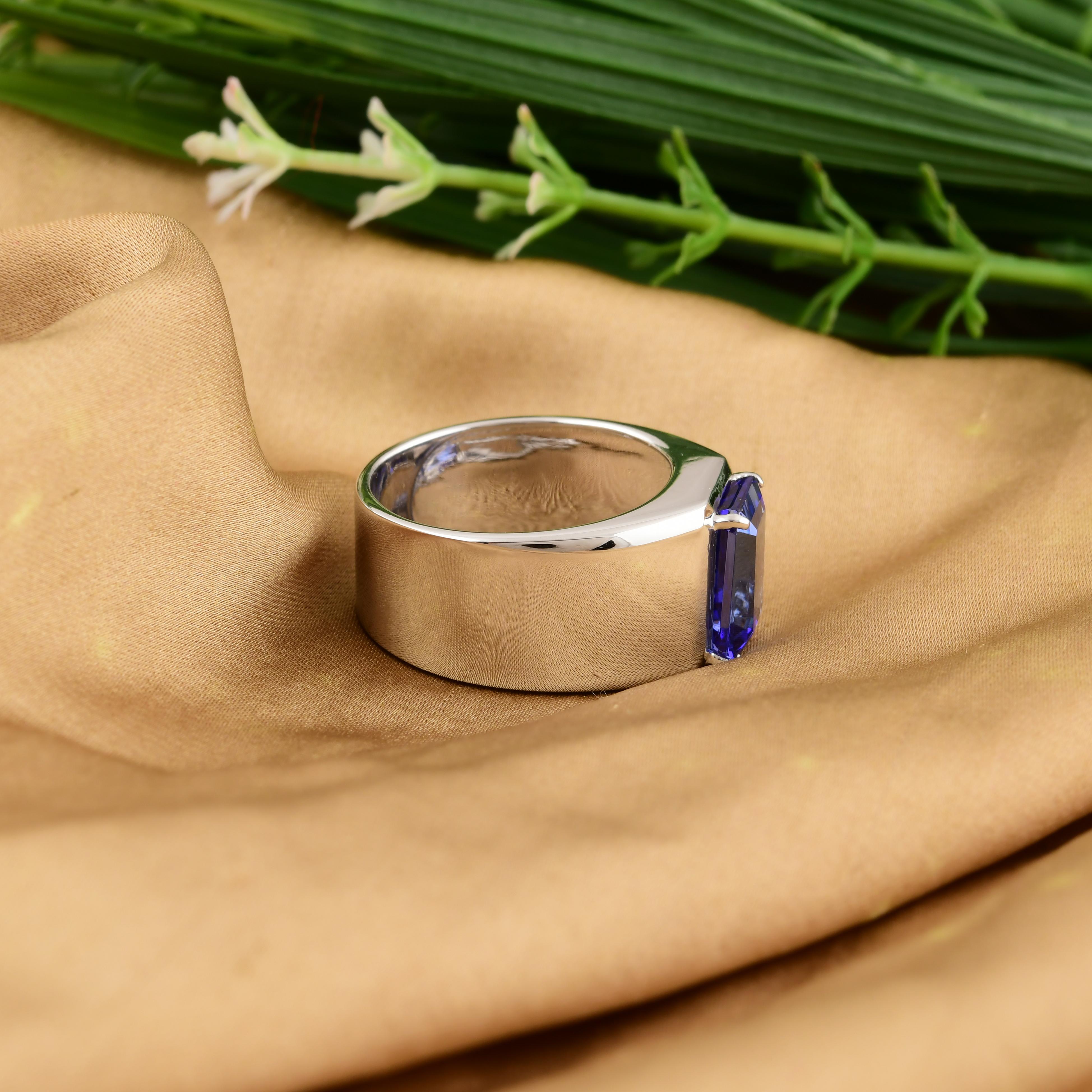 Natürlicher 4,70 Karat Smaragdschliff Tansanit Edelstein 18 Karat Weißgold Band Ring im Angebot 2