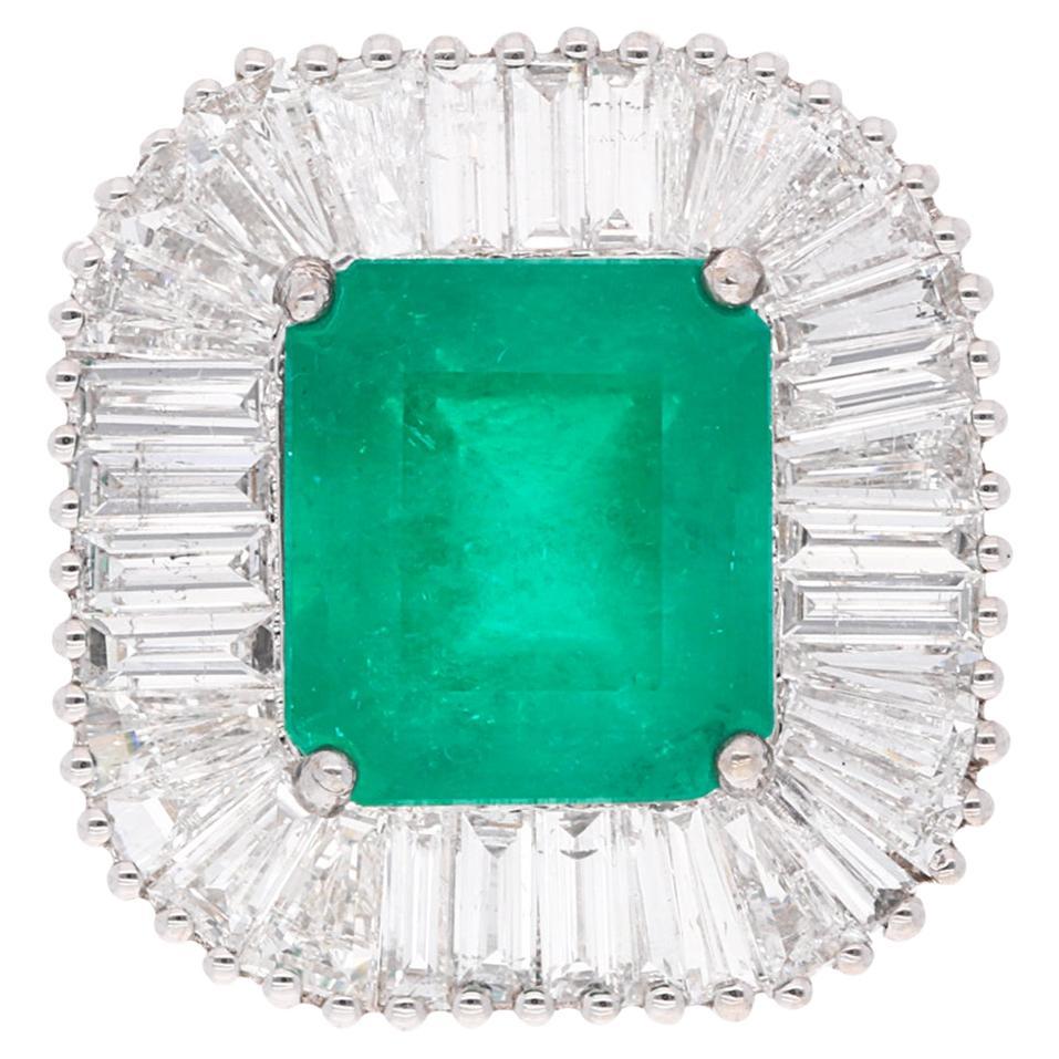 Bague cocktail en or blanc 18 carats avec émeraude naturelle de 4,75 carats et diamants baguettes de 2 carats