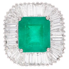 Esmeralda natural de 4,75 quilates Anillo de cóctel Diamante baguette de 2 quilates Oro blanco de 18 quilates