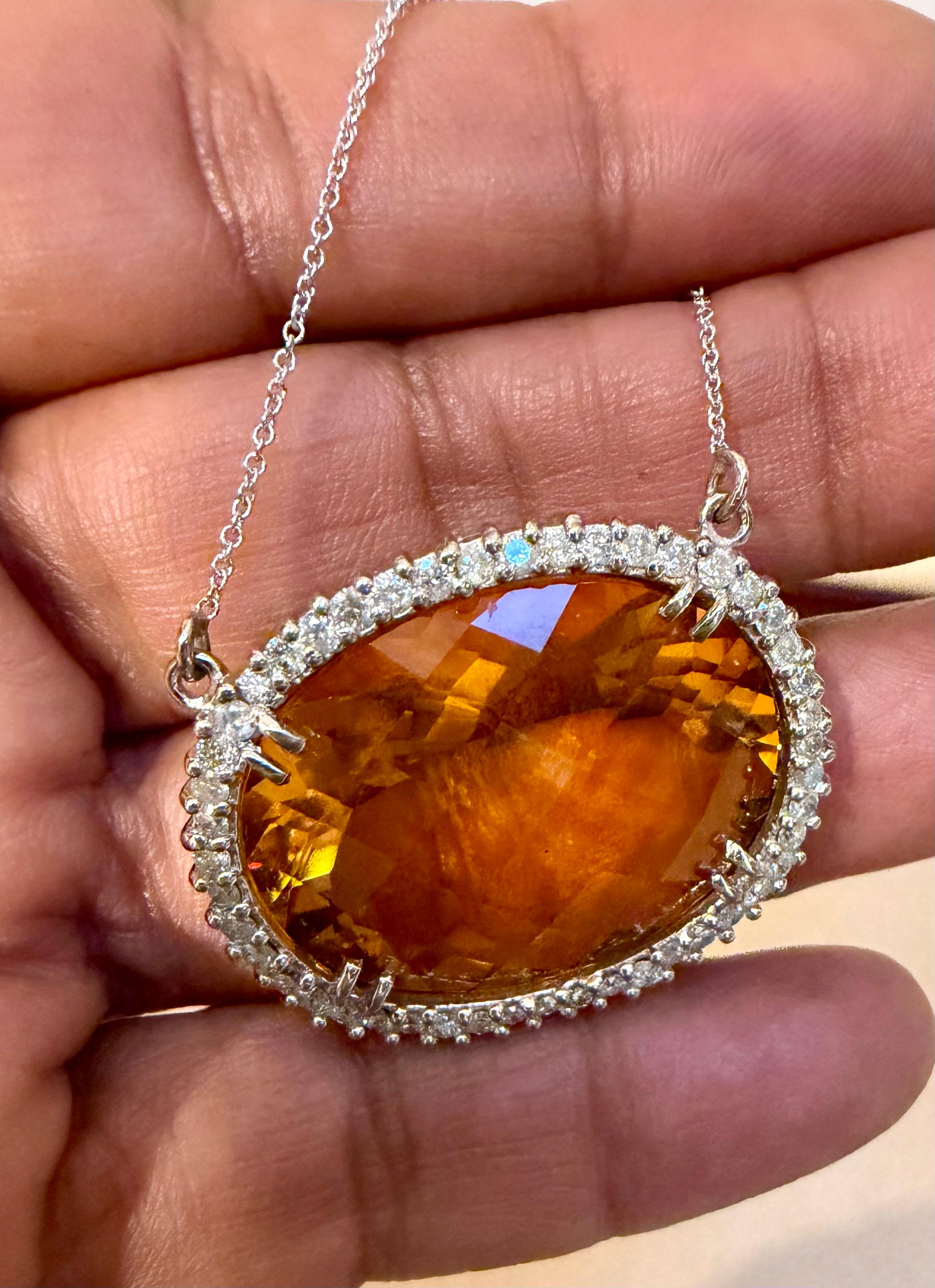 Citrine ovale naturelle de 48 carats  & Pendentif diamant en or blanc 14 carats avec chaîne
Ce collier pendentif spectaculaire est composé d'une opale éthiopienne de forme ovale d'environ 42 carats. 
28 X23 MM taille de l'opale
Pierre très propre,