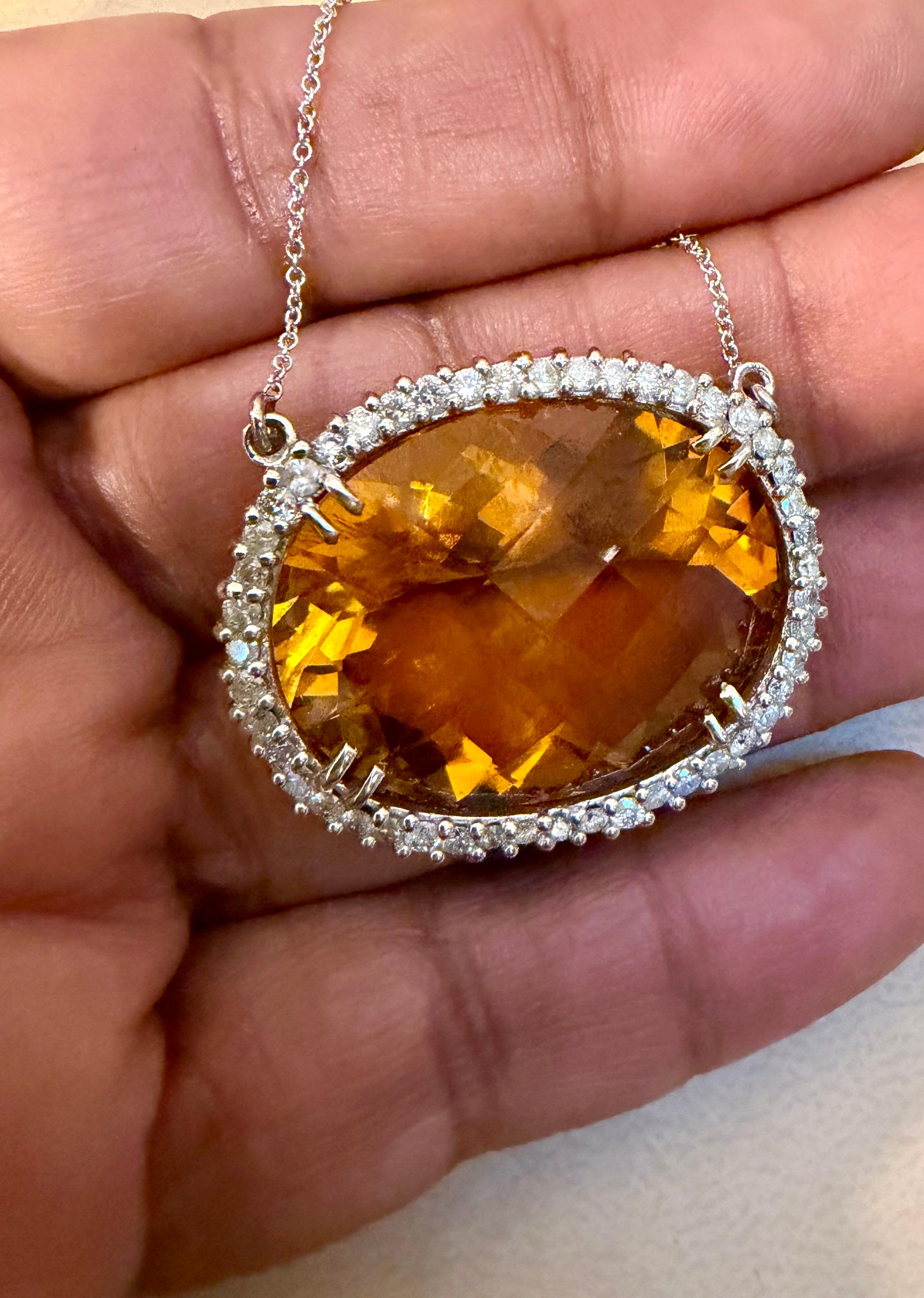 Collier en or blanc 14 carats avec pendentif Citrine ovale naturelle 48 carats et diamant en vente 1