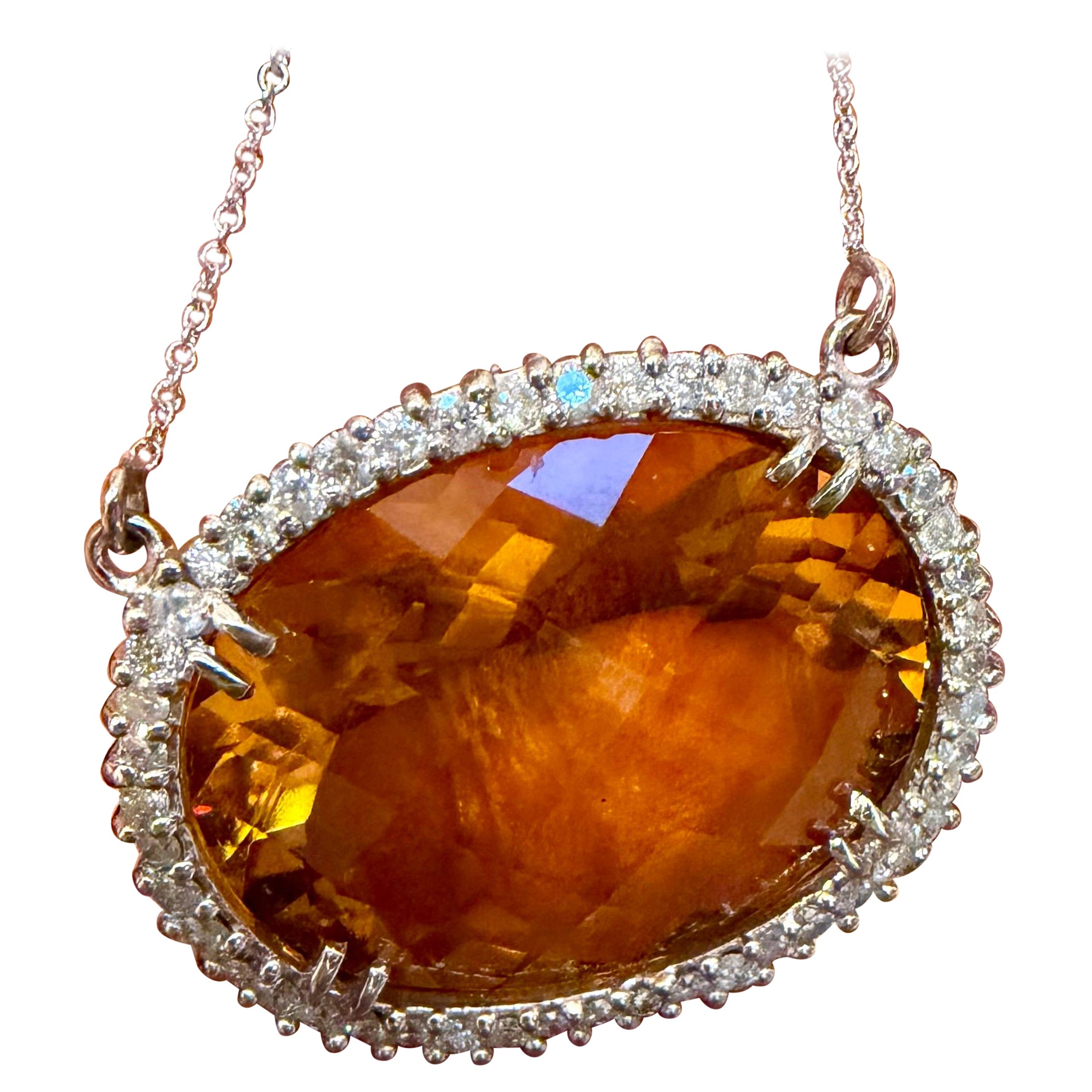 Collier en or blanc 14 carats avec pendentif Citrine ovale naturelle 48 carats et diamant en vente