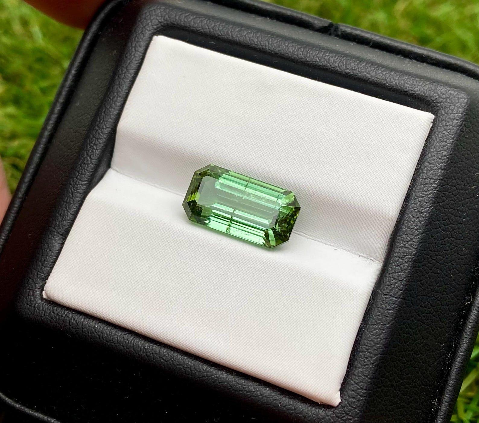 Taglio baguette Nature 4.94 Ct., gemma sfusa di tormalina, Baguette, Afghanistan, Certificato in vendita