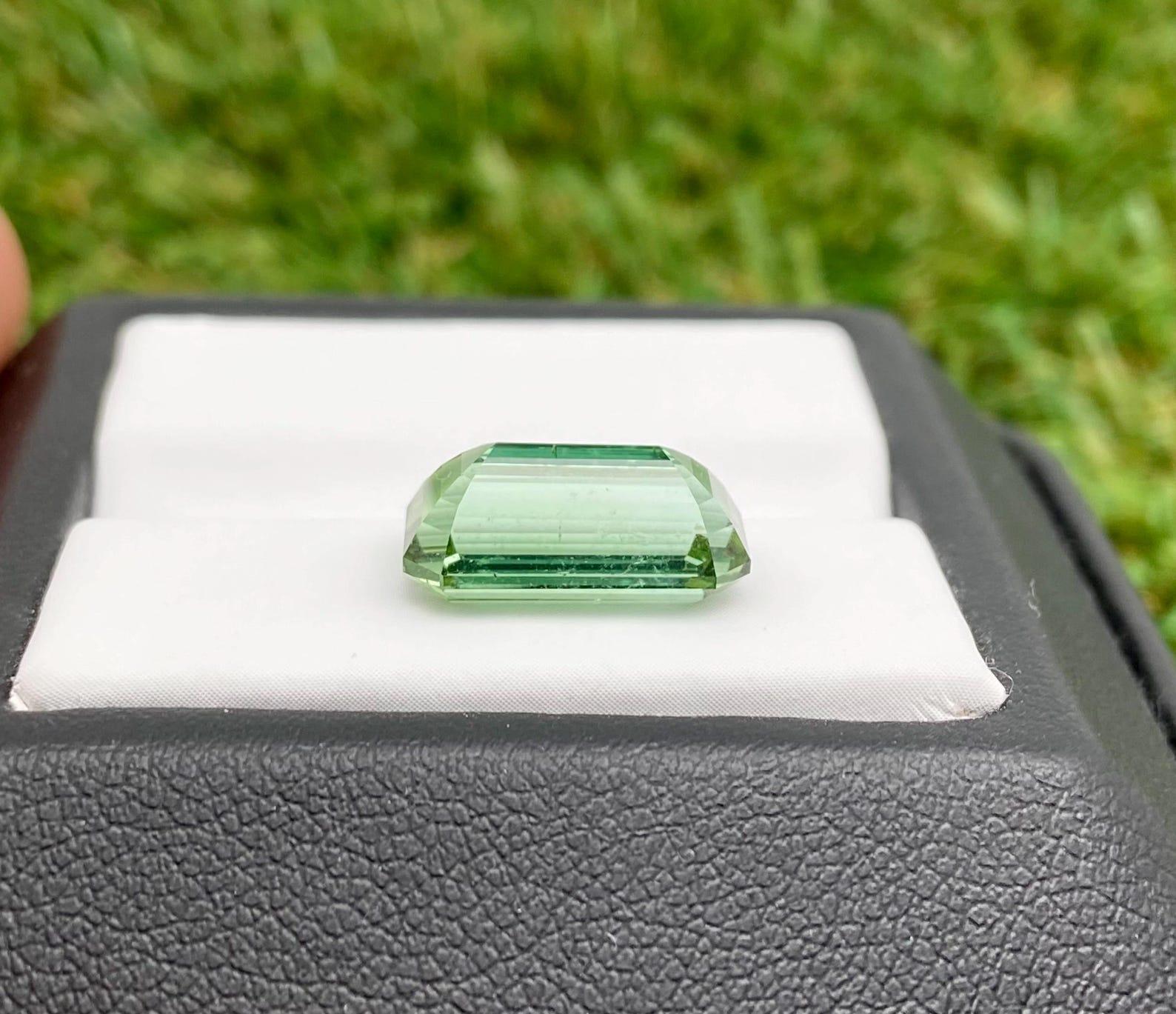 Nature 4.94 Ct., gemma sfusa di tormalina, Baguette, Afghanistan, Certificato in vendita 1