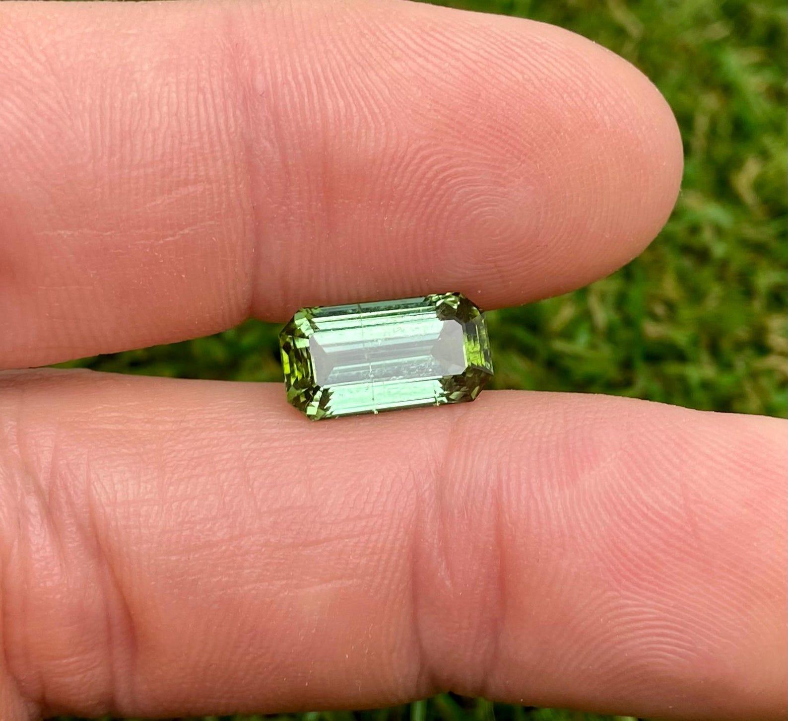 Nature 4.94 Ct., gemma sfusa di tormalina, Baguette, Afghanistan, Certificato in vendita 3
