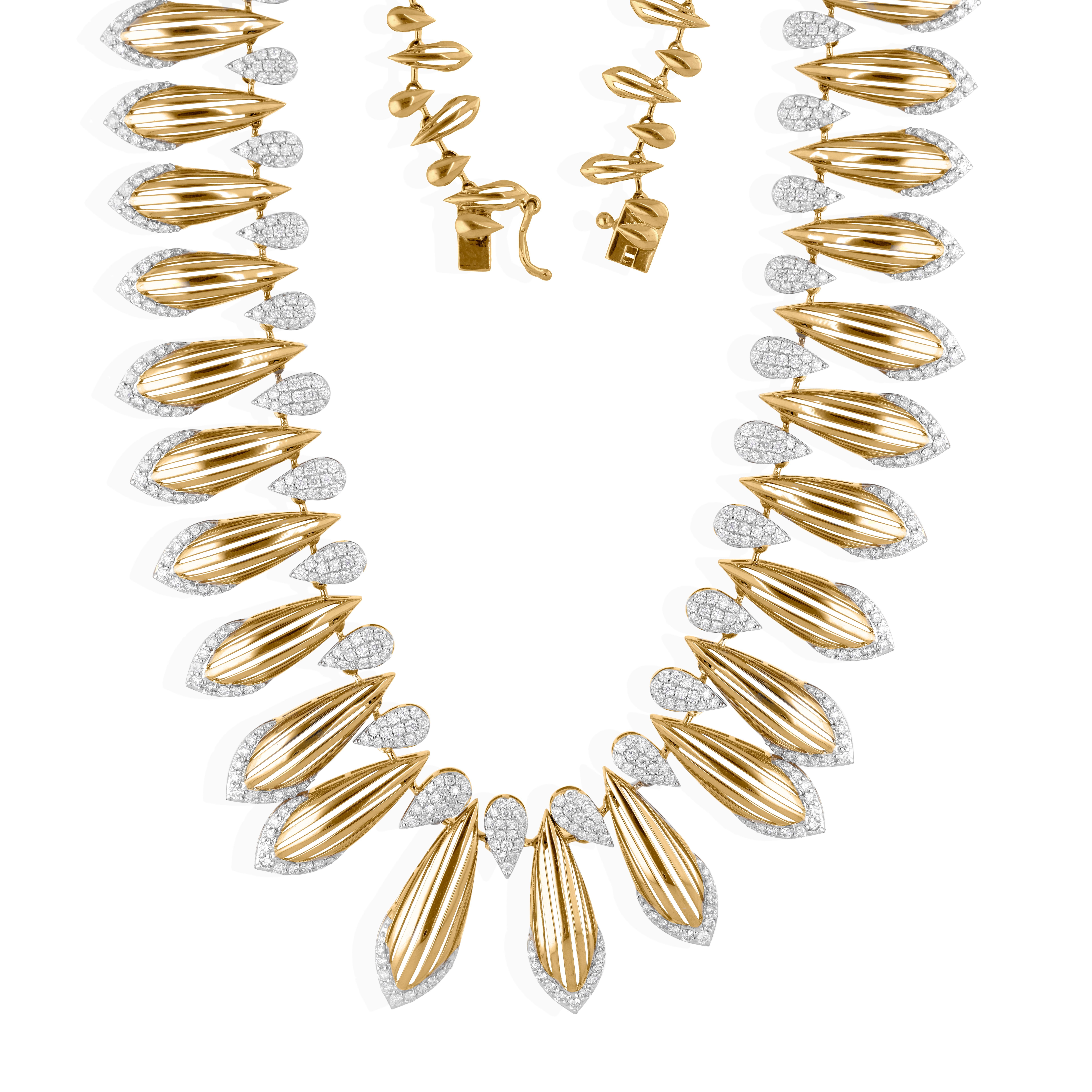 Questa collana di diamanti naturali da 4,99 carati presenta una purezza SI e un colore HI, che assicurano una notevole lucentezza e chiarezza. Incastonato in oro giallo 18 carati, il design mette in risalto la brillantezza del diamante, offrendo al