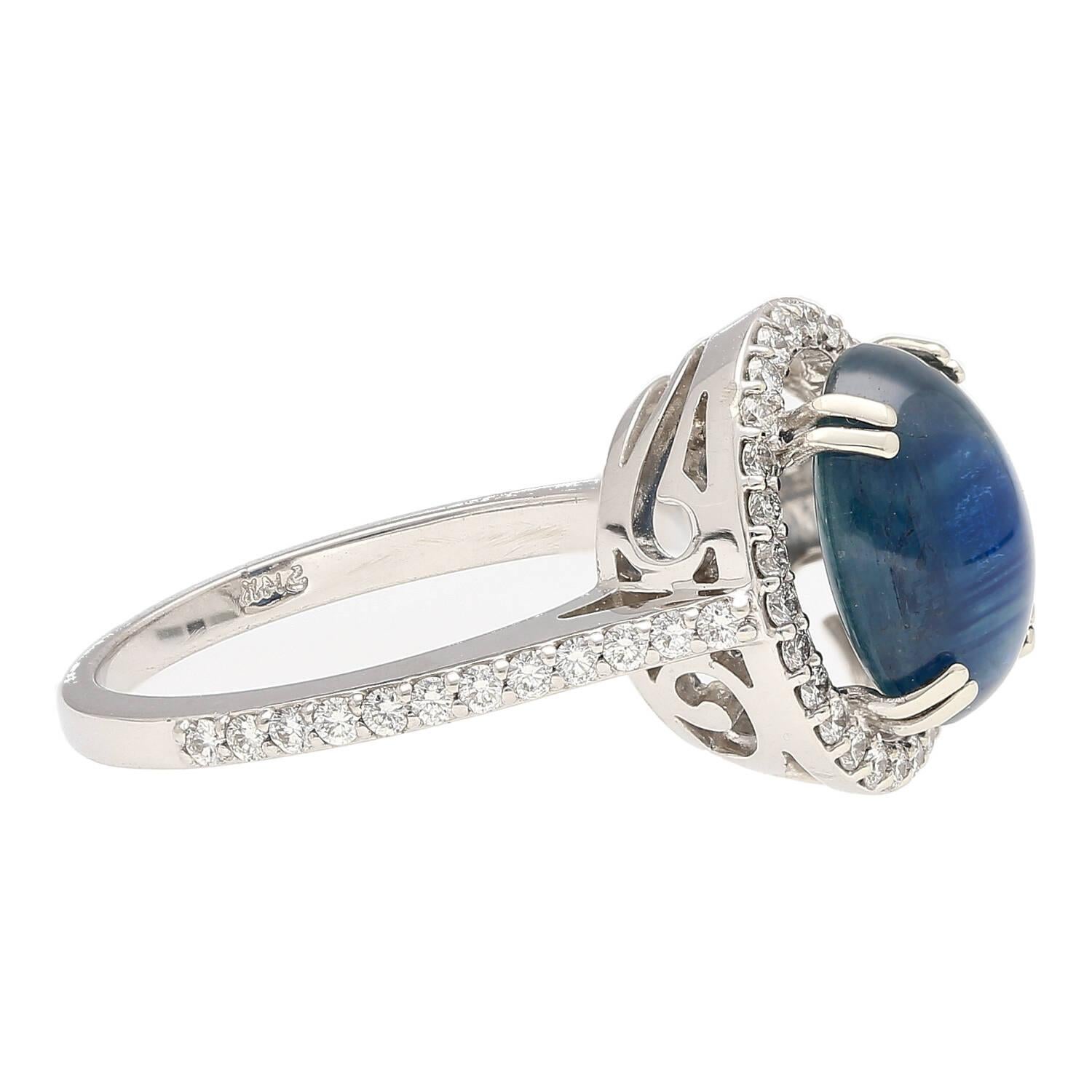Taglio rotondo Anello con zaffiro blu naturale da 5 carati e pietre laterali di diamante in oro 14 carati in vendita