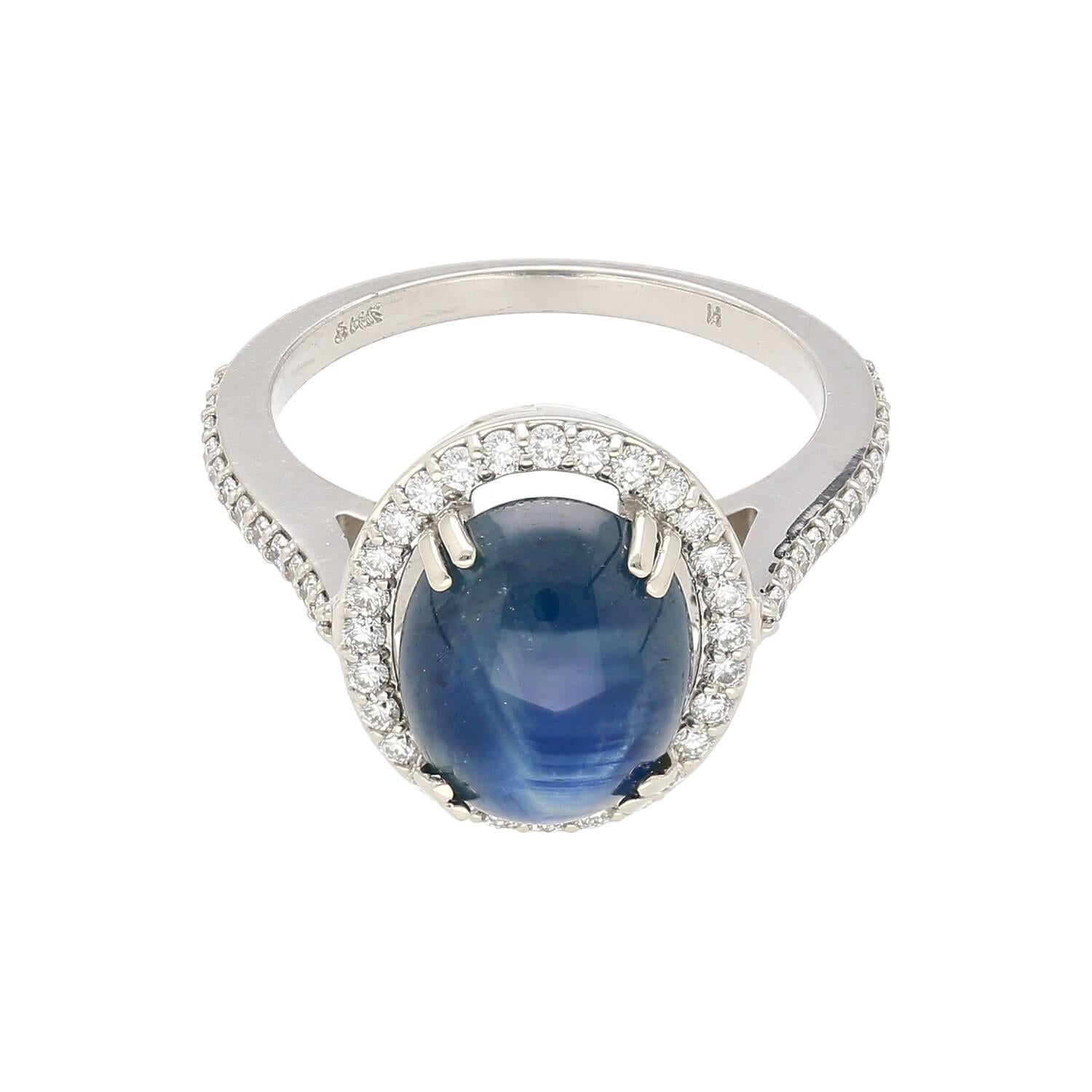 Natural 5 Carat Blue Star Sapphire Ring with Diamond Side Stones in 14K Gold In New Condition For Sale In Miami, FL