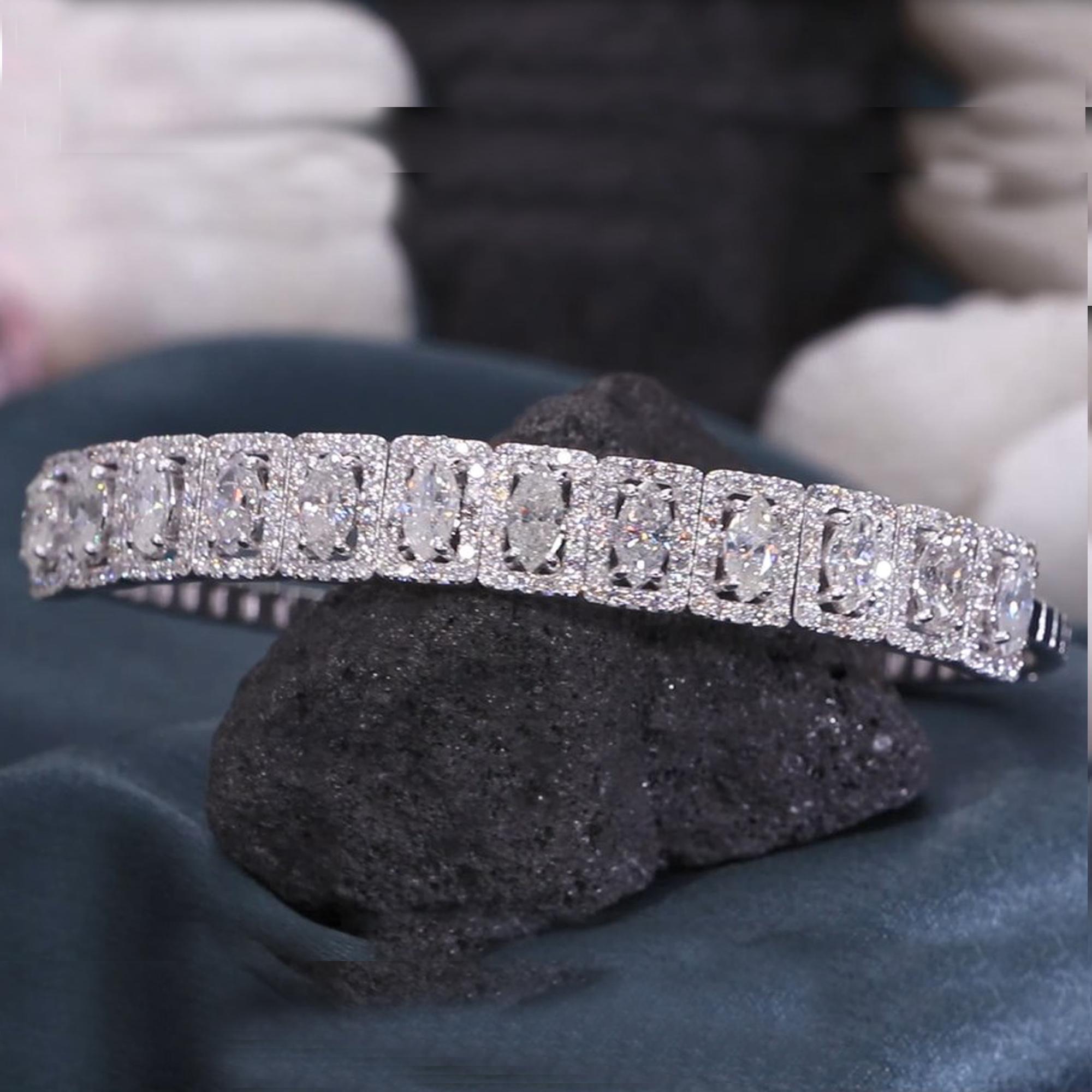 Natural 5 Carat SI/H Marquise Diamond 18 Karat White Gold Cuff Bangle Bracelet In New Condition For Sale In Diera, Dubai