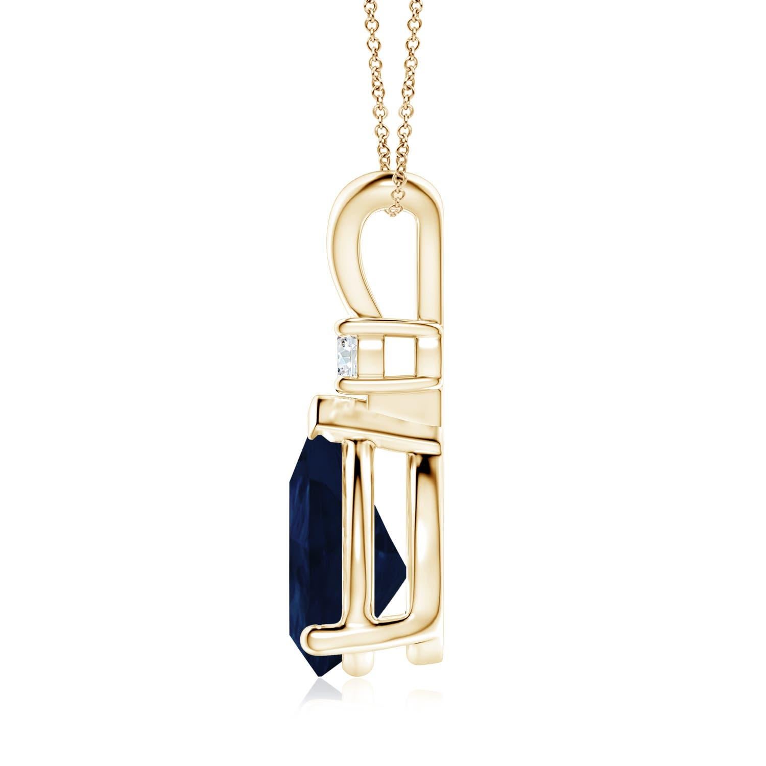 Ce pendentif solitaire classique est orné d'un saphir en forme de poire serti dans une monture à griffes. Un diamant rond brillant surmonte la pierre précieuse bleue, ce qui ajoute au charme du modèle. Simple mais séduisant, ce pendentif en saphir