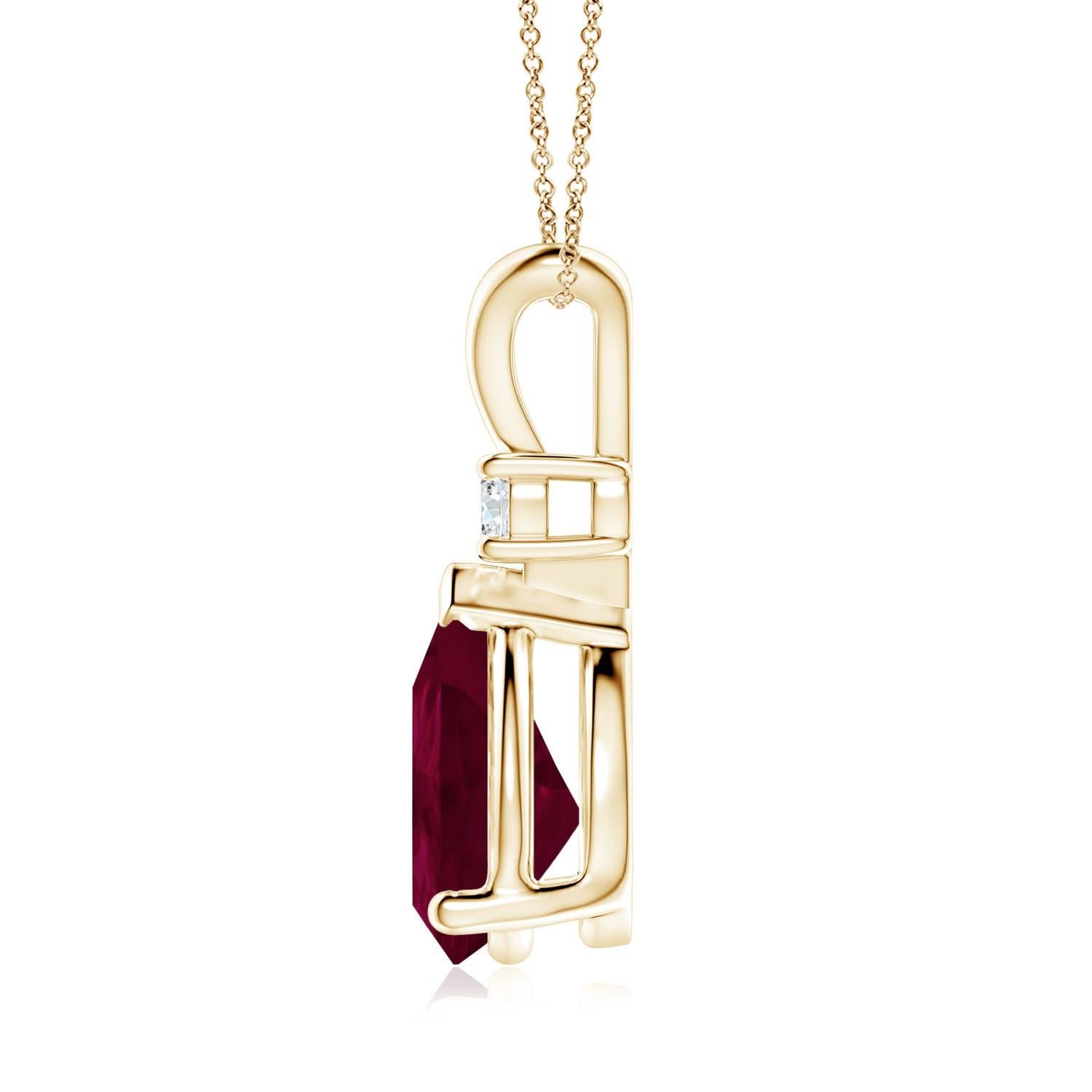 Este colgante solitario clásico tiene un rubí en forma de pera engarzado. Un brillante diamante redondo se asienta sobre la gema de color rojo violáceo. Sencillo pero seductor, este colgante de rubí en oro amarillo de 14 quilates está elaborado con