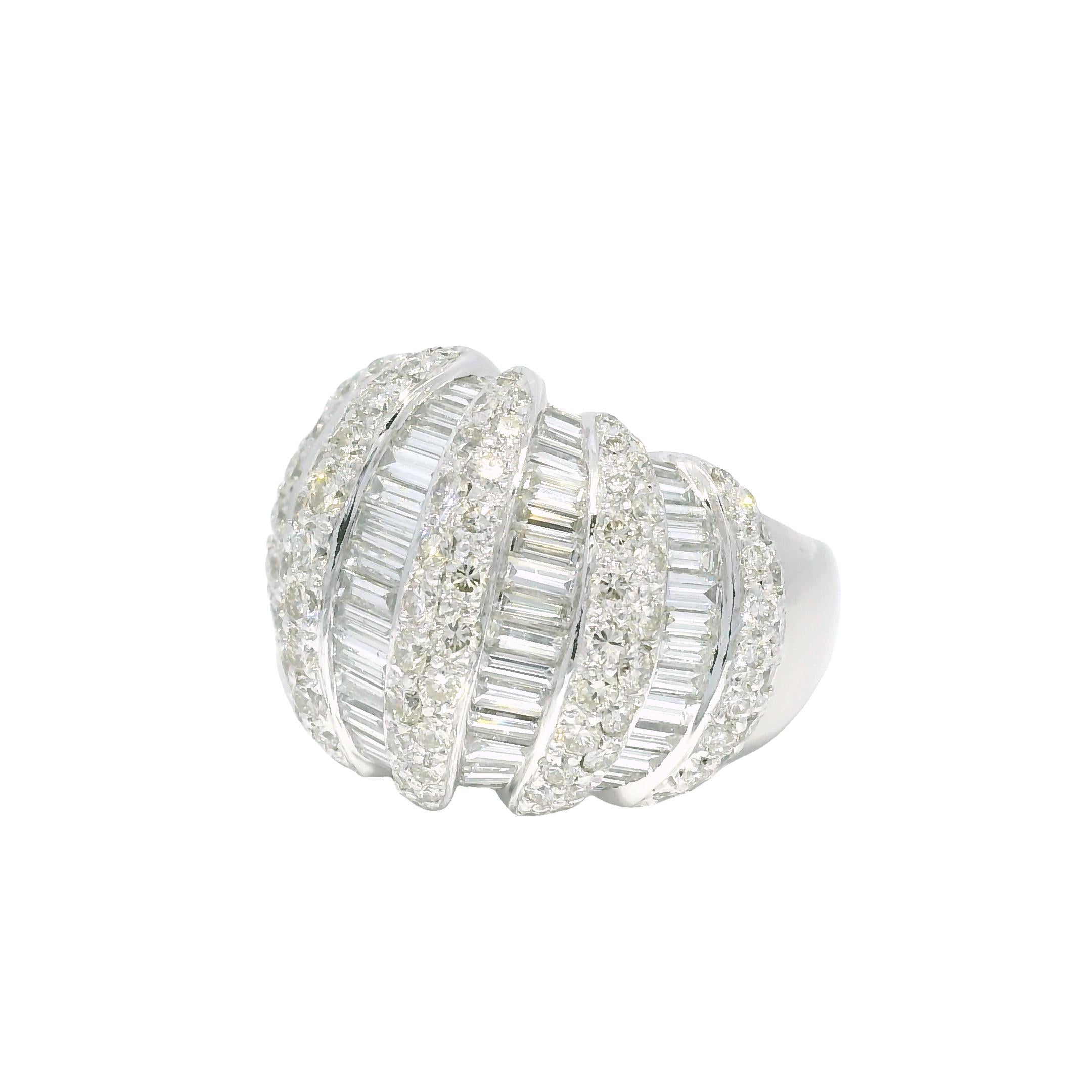 Platin Natürlicher 5,0 Karat Runder Brillant & Baguetteschliff Diamant-Kuppelring

Platin-Diamantkuppelring: Dieser exquisite Ring aus Platin mit natürlichen Diamanten ist ein zeitloses Symbol für Eleganz und Engagement. Er ist aus hochwertigem