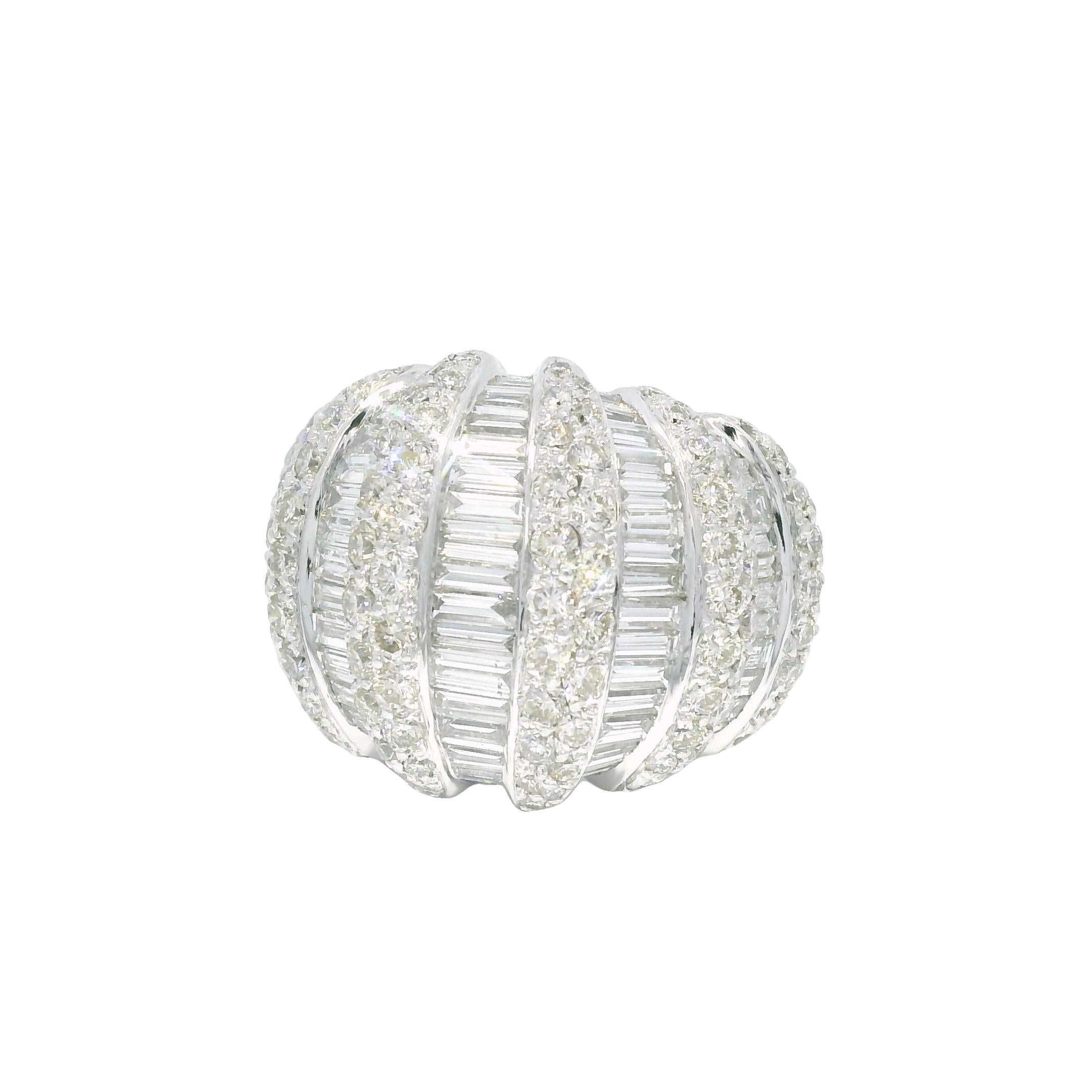 Natürlicher 5,0 Karat Runder Brillant & Baguetteschliff Diamant Platin Ring Vorrätig (Moderne) im Angebot