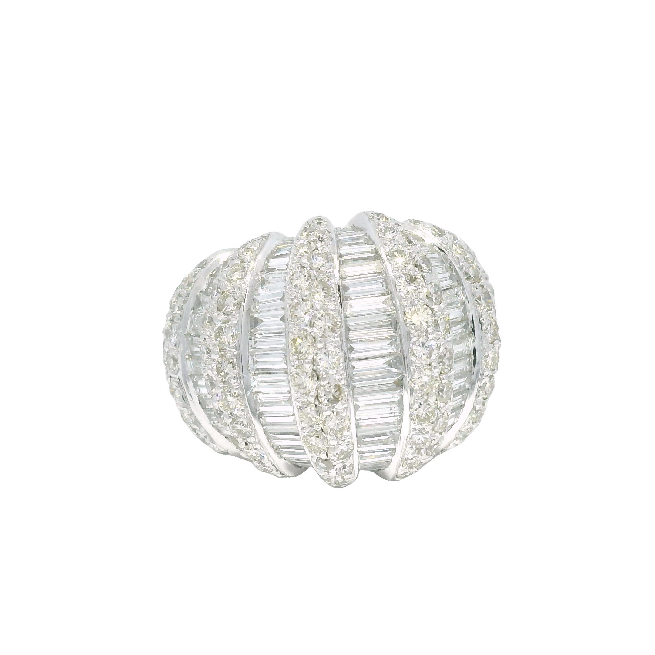 Natürlicher 5,0 Karat Runder Brillant & Baguetteschliff Diamant Platin Ring Vorrätig (Rundschliff) im Angebot