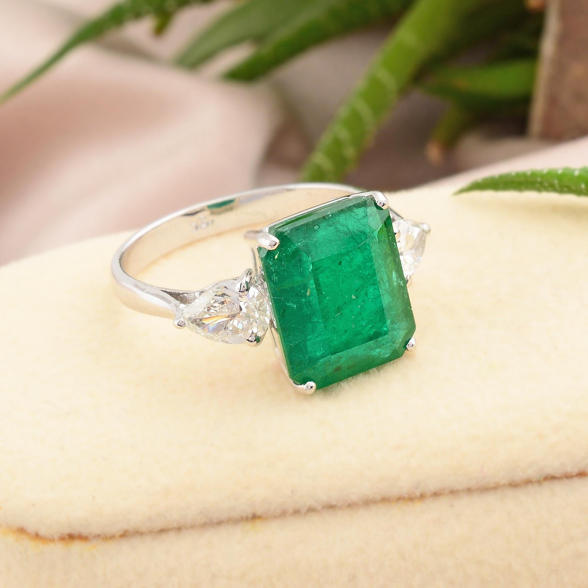 Taille émeraude Bague cocktail en or blanc 18 carats avec émeraude naturelle de 5,02 carats et diamants de 0,80 carat en vente
