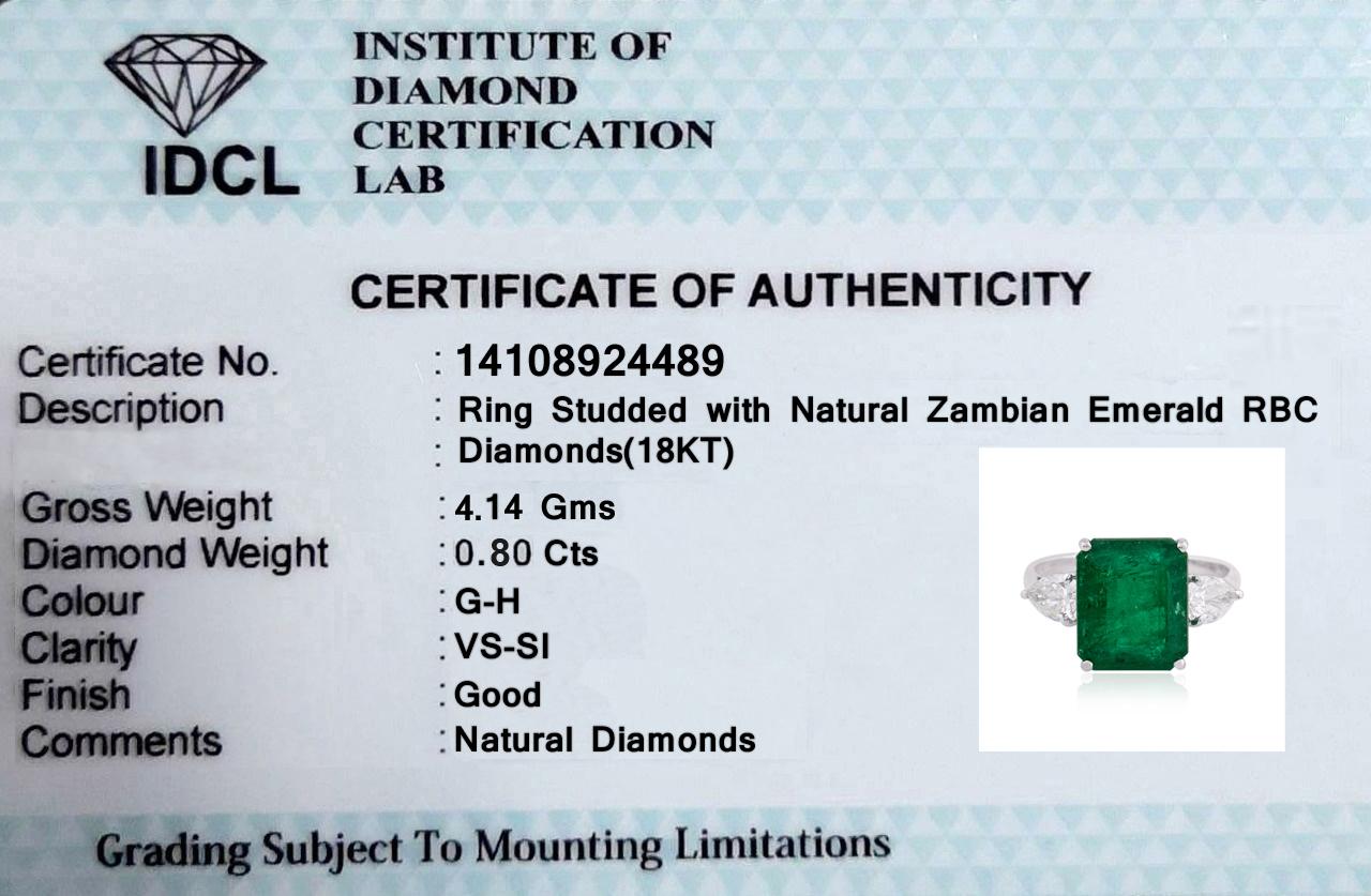 Bague cocktail en or blanc 18 carats avec émeraude naturelle de 5,02 carats et diamants de 0,80 carat Pour femmes en vente