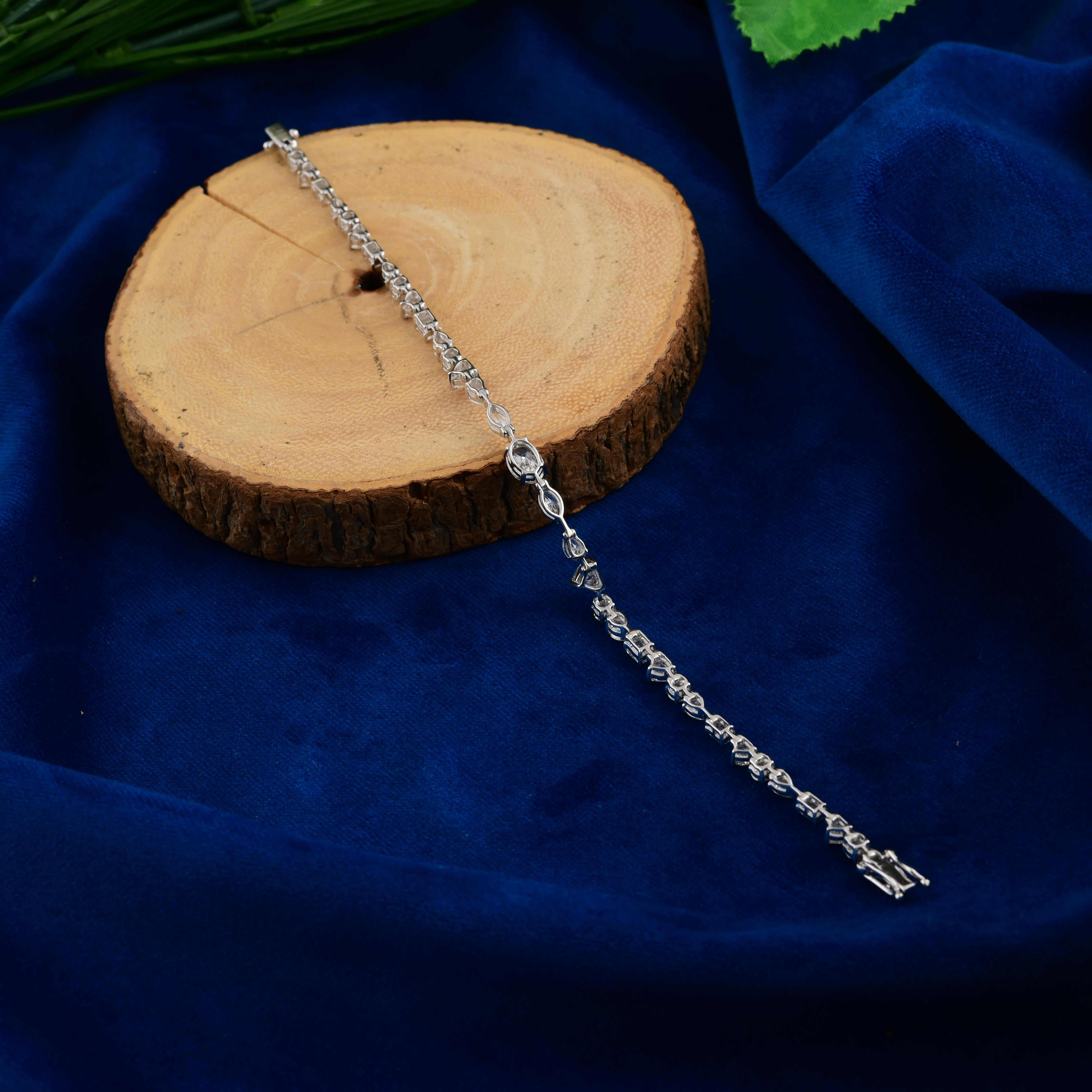 Moderno Bracciale con diamanti naturali a forma multipla da 5,07 carati SI/H in oro bianco 14 carati in vendita