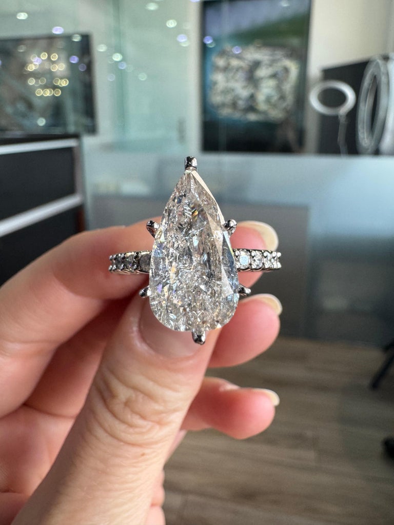 Anillo de Compromiso de Eternidad con Diamante en Forma de Pera Natural de  5,10 Quilates y 14 Quilates En Stock en 1stDibs España, image size:768x1024