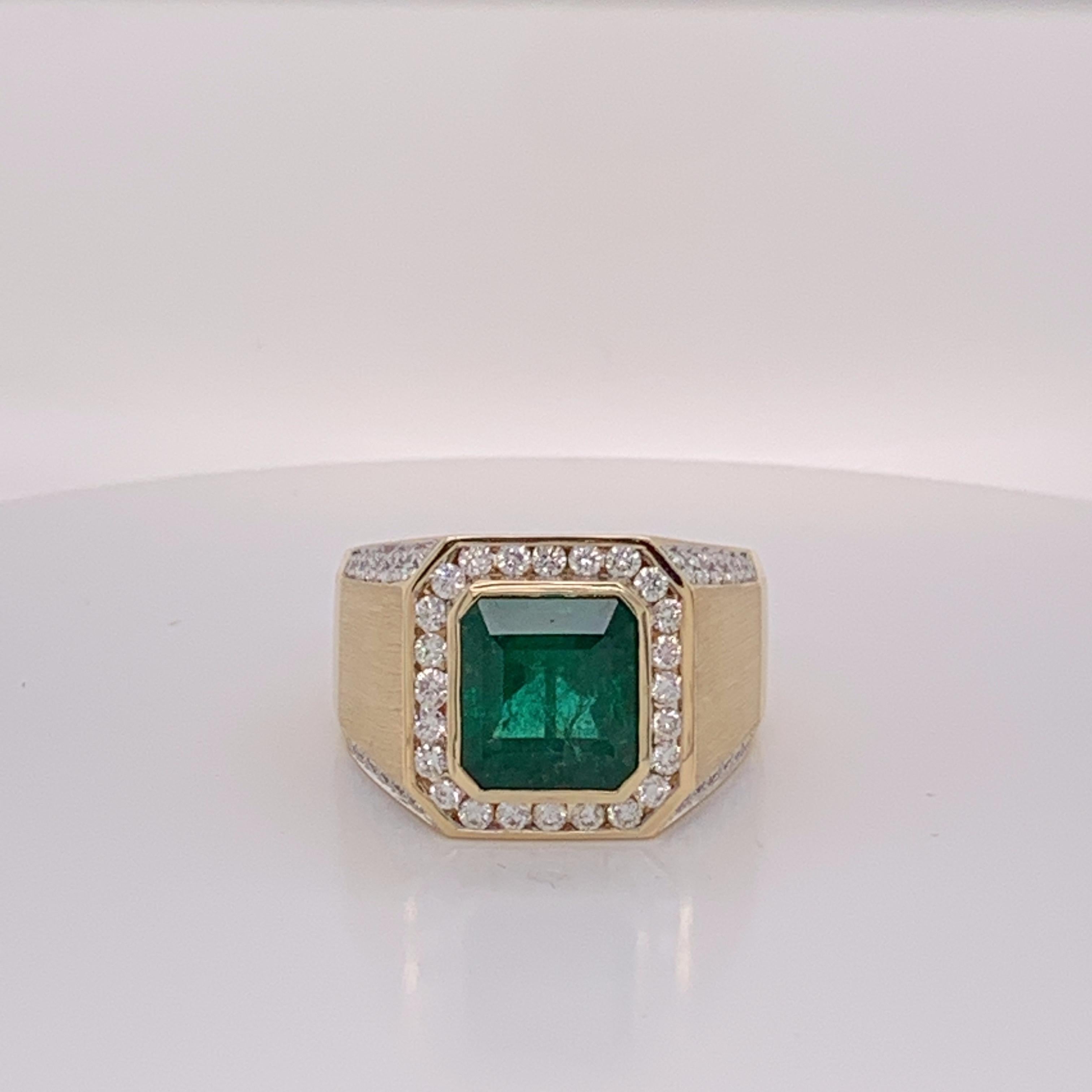 Natural 5.14 Carat Emerald Men’s Ring Set in 14 Karat Gold In New Condition In Trumbull, CT