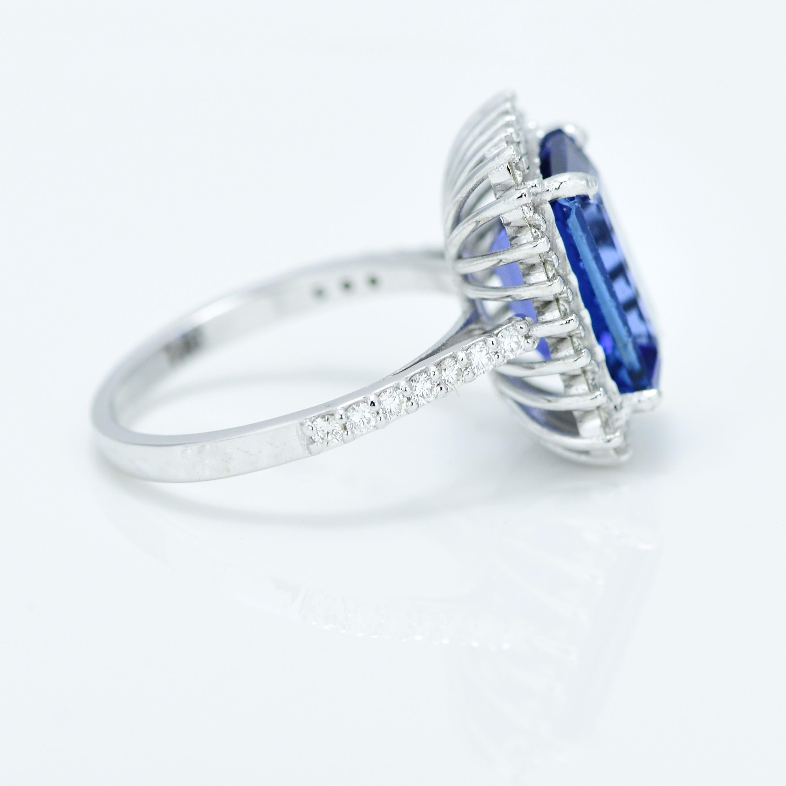 Modern Natural 5.19 Carat Tanzanite and Diamond Ring For Sale