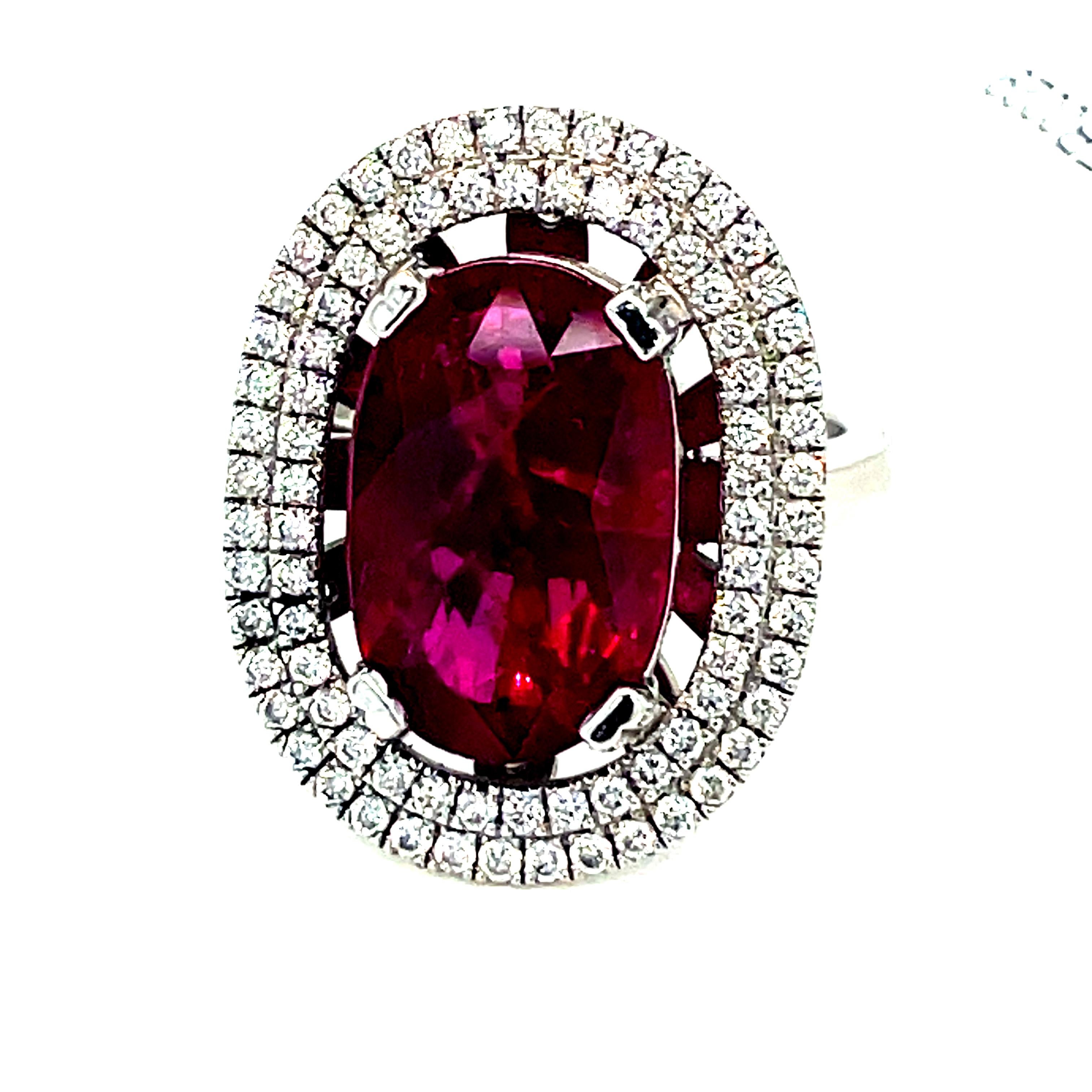 Anillo Halo de Rubí Natural de 5,20 Quilates y Diamantes en Platino en venta 4