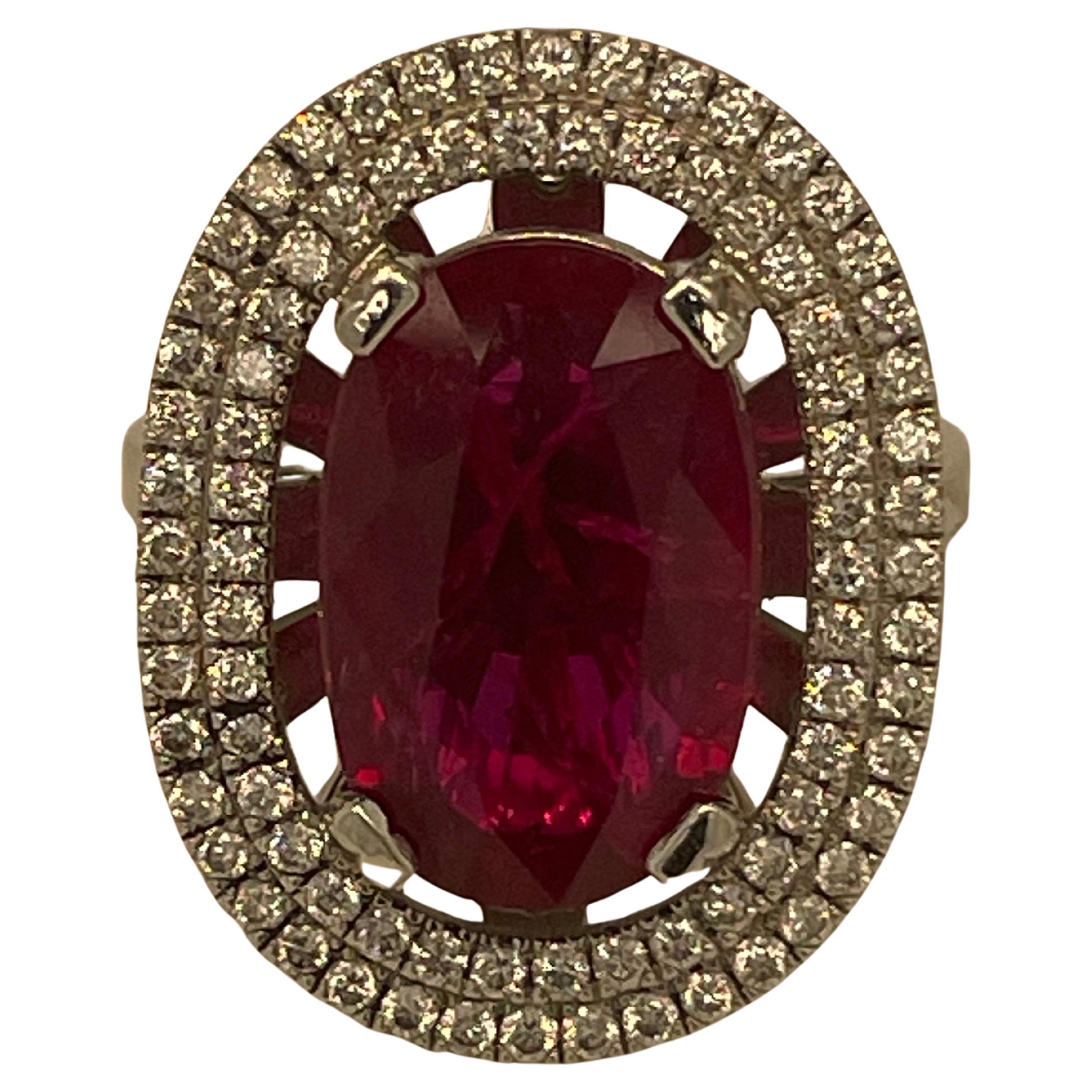 Un rubí natural con un deslumbrante  color rojo, rodeado de un halo de dos filas de diamantes talla brillante y caña lisa. El anillo incluye un certificado GRS de la piedra de rubí, que indica que no ha sido tratada y que procede de Mozambique. Tu
