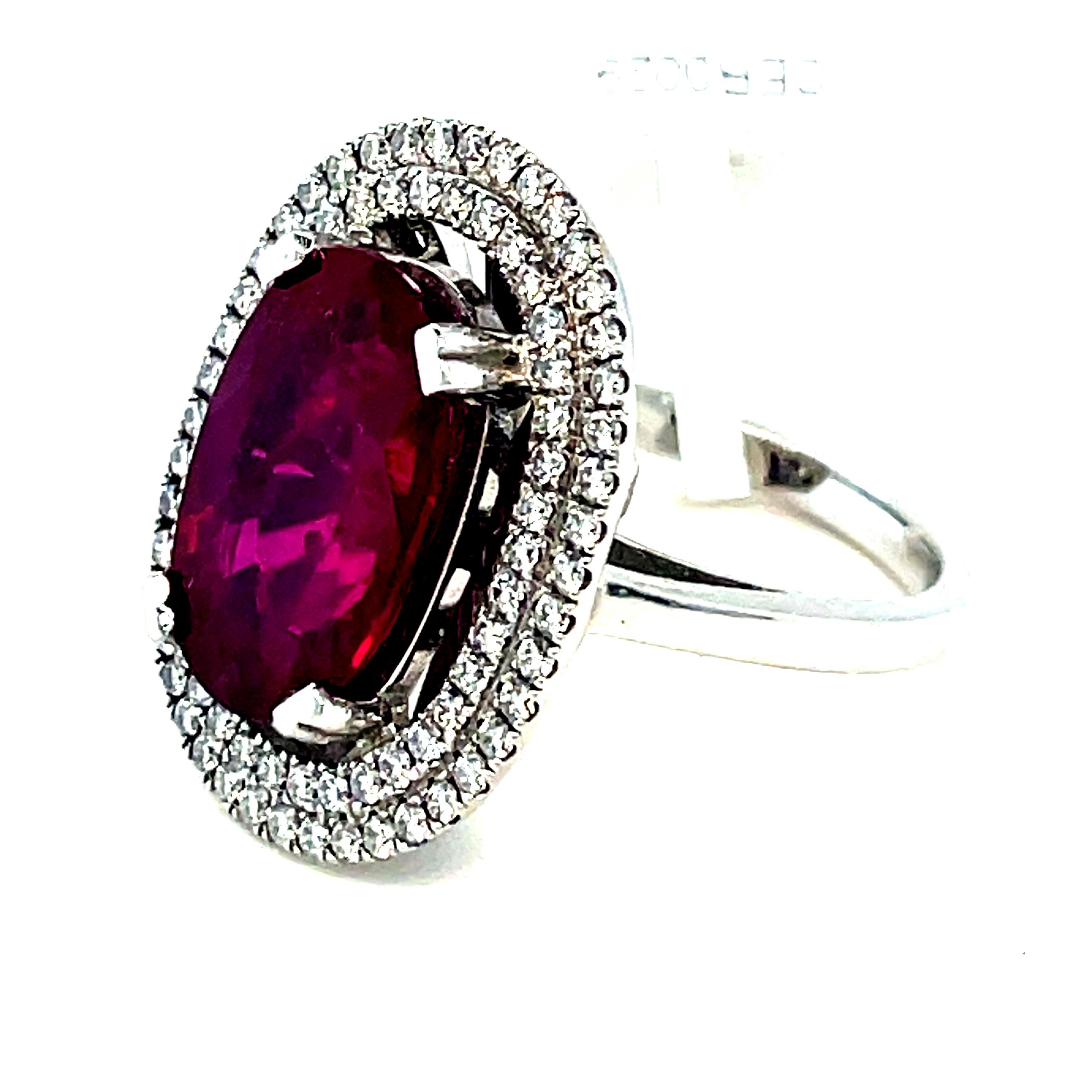 Anillo Halo de Rubí Natural de 5,20 Quilates y Diamantes en Platino Art Decó en venta