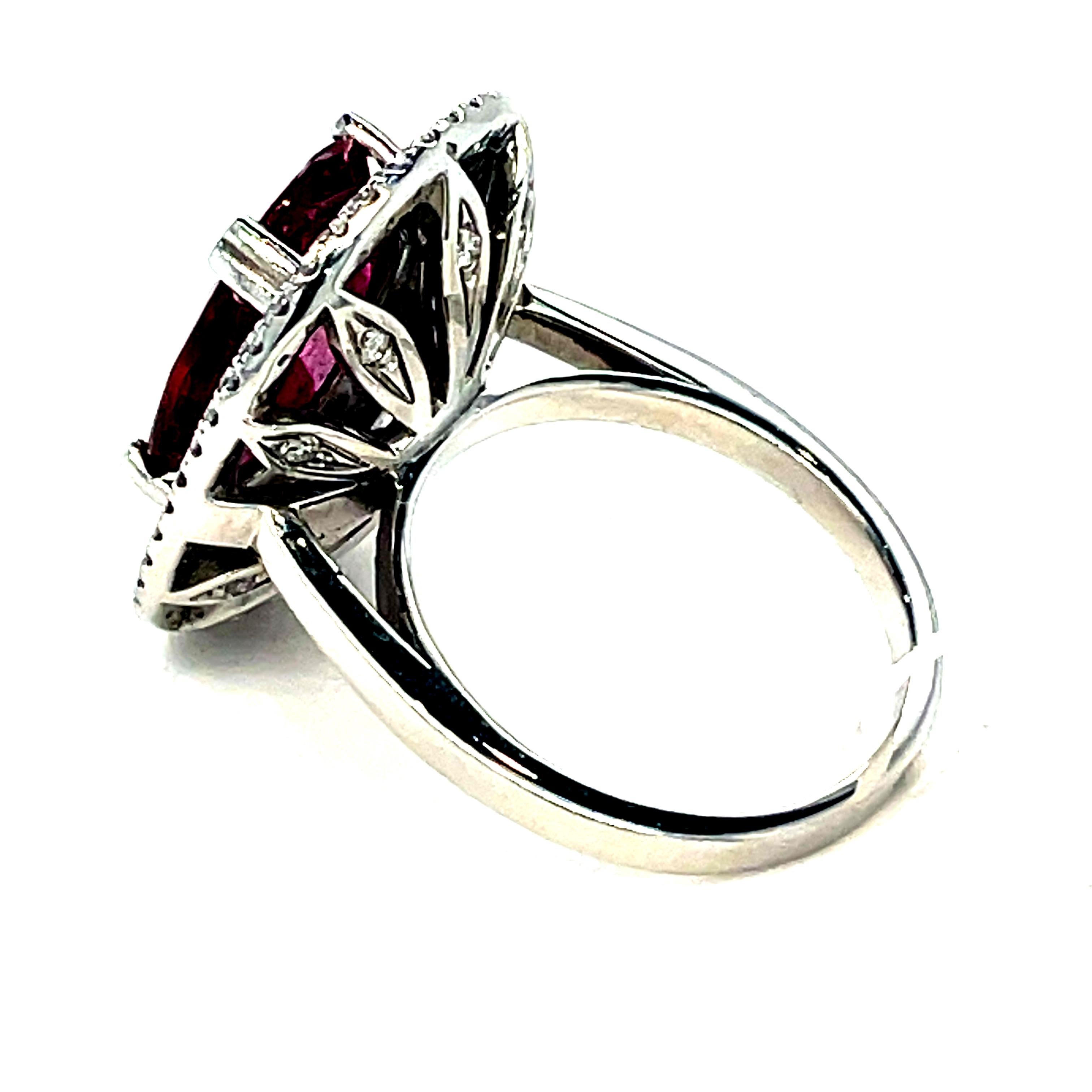Anillo Halo de Rubí Natural de 5,20 Quilates y Diamantes en Platino Corte oval en venta
