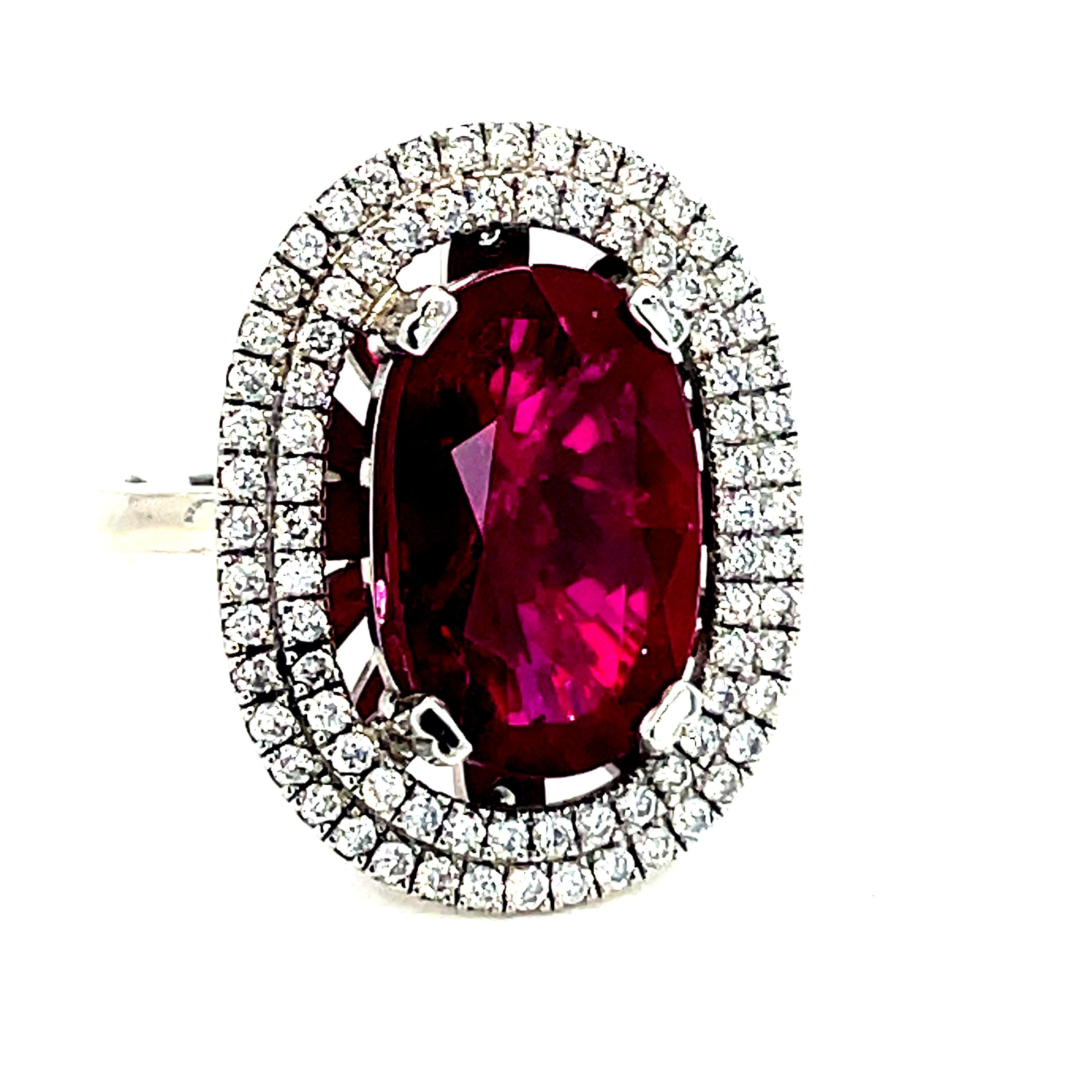 Anillo Halo de Rubí Natural de 5,20 Quilates y Diamantes en Platino en Excelente estado para la venta en London, GB