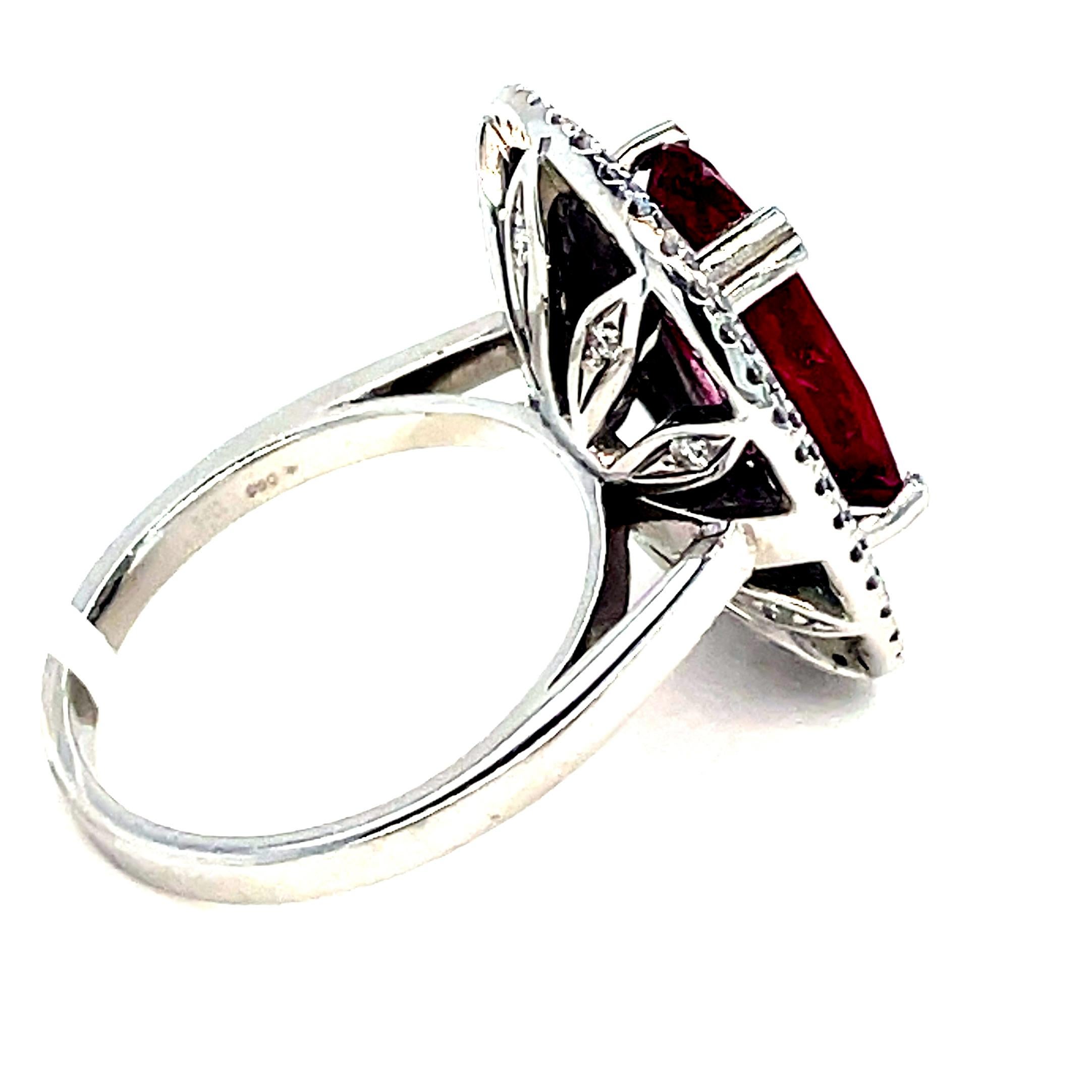 De las mujeres Anillo Halo de Rubí Natural de 5,20 Quilates y Diamantes en Platino en venta