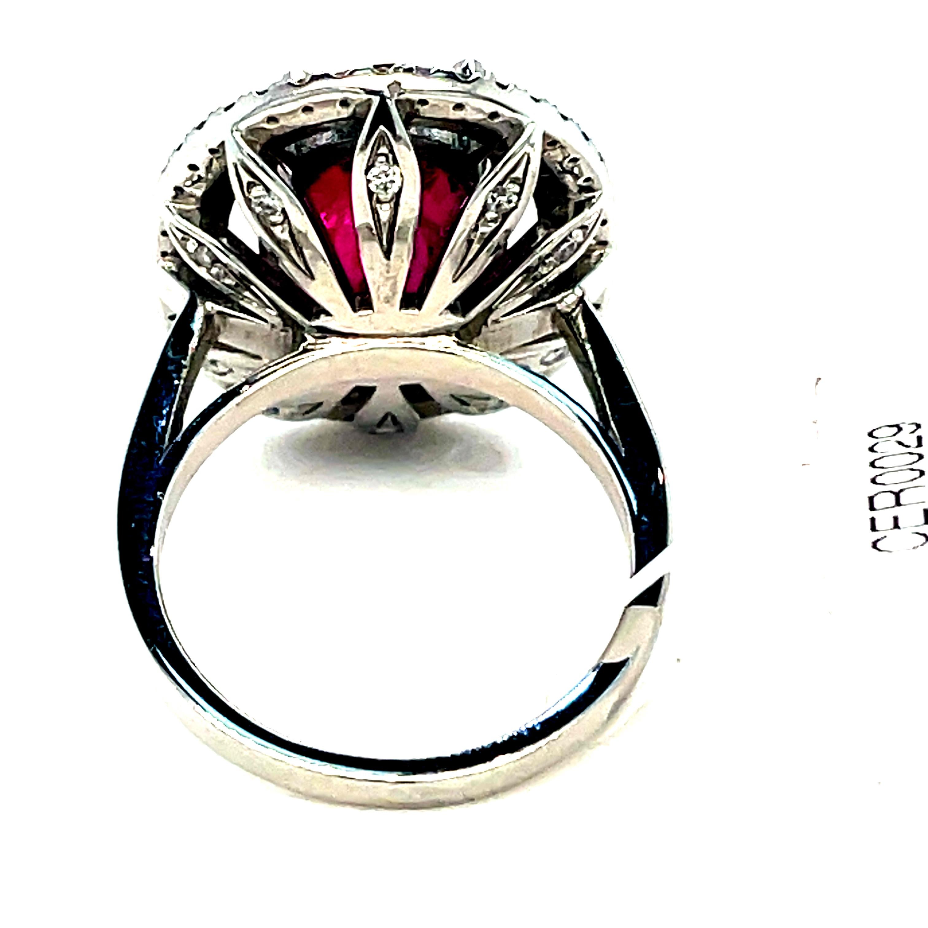 Anillo Halo de Rubí Natural de 5,20 Quilates y Diamantes en Platino en venta 2