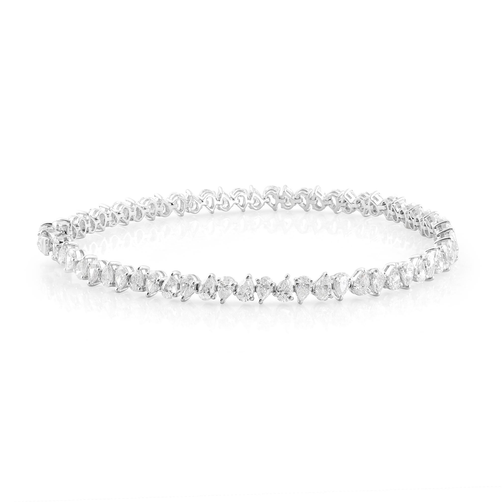 Offrez-vous l'incarnation de l'élégance et du luxe avec notre exquis bracelet en diamant poire naturel de 5,30 carats, minutieusement réalisé en or blanc 18 carats. Cette magnifique pièce de joaillerie fine est un témoignage de sophistication et de