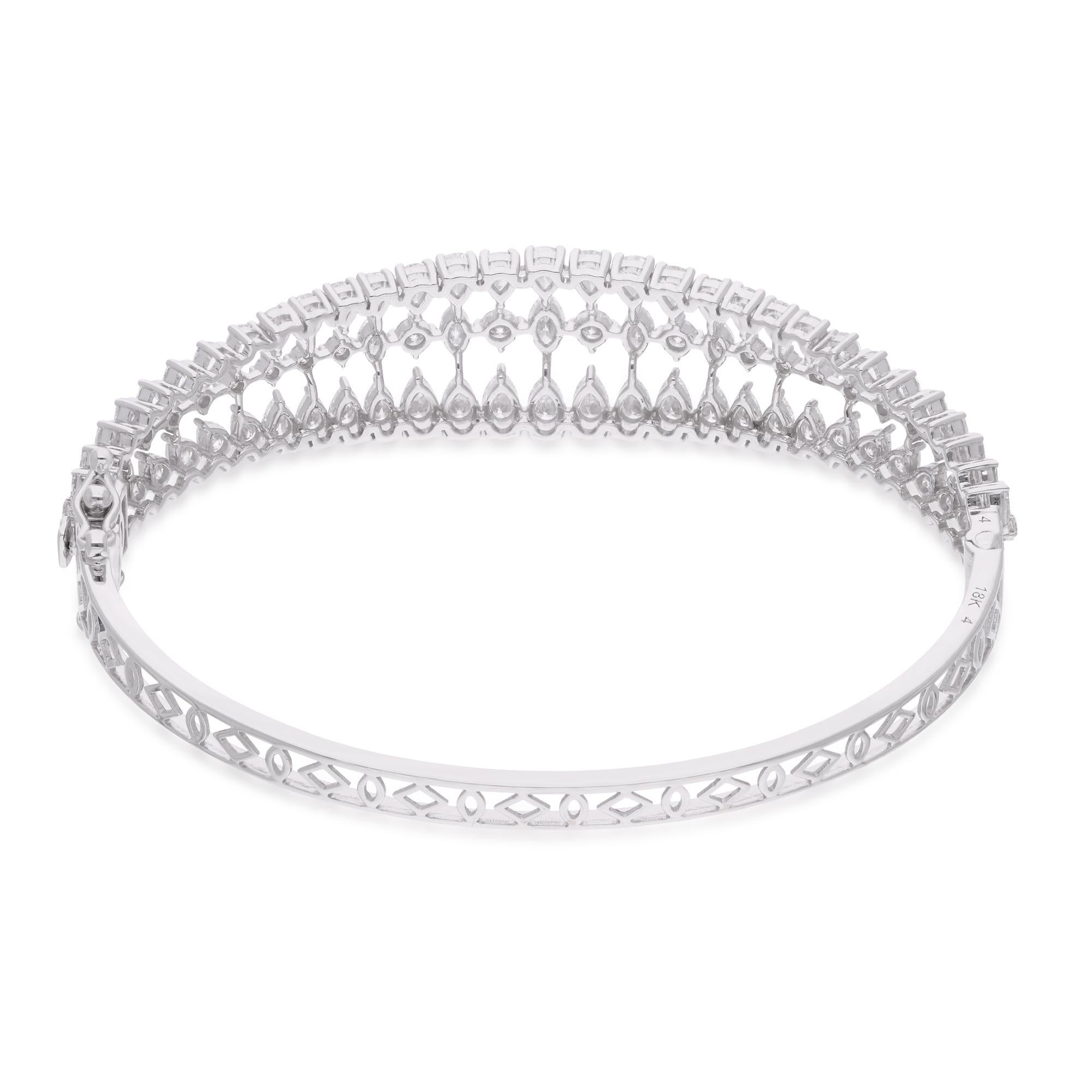 Entrez dans le royaume du luxe inégalé avec cet extraordinaire bracelet cage en diamant naturel de 5,33 carats, méticuleusement réalisé en or blanc lustré de 18 carats. Ce bracelet est un véritable témoignage de l'art de la joaillerie fine, exsudant