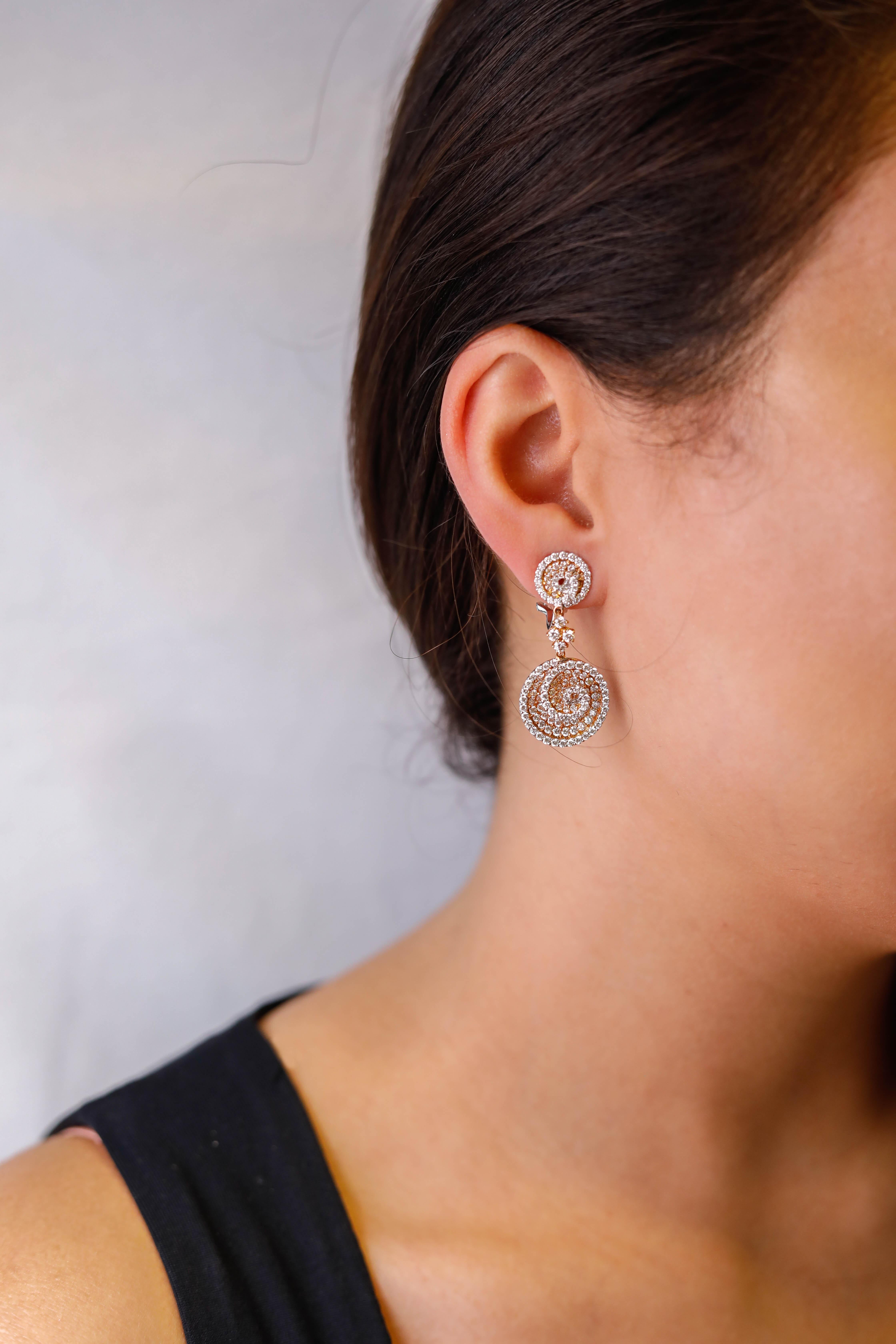 Infinity Kreis Design 5,0 ctw Pave Diamant Tropfen Ohrringe in 18k Rose Gold

Verziert mit Reihen von runden Diamanten funkeln sie mit Stil. Die insgesamt 5,33 ctw. großen Diamanten aus zweifarbigem 18-karätigem Gold sind zart in die Ohrringe