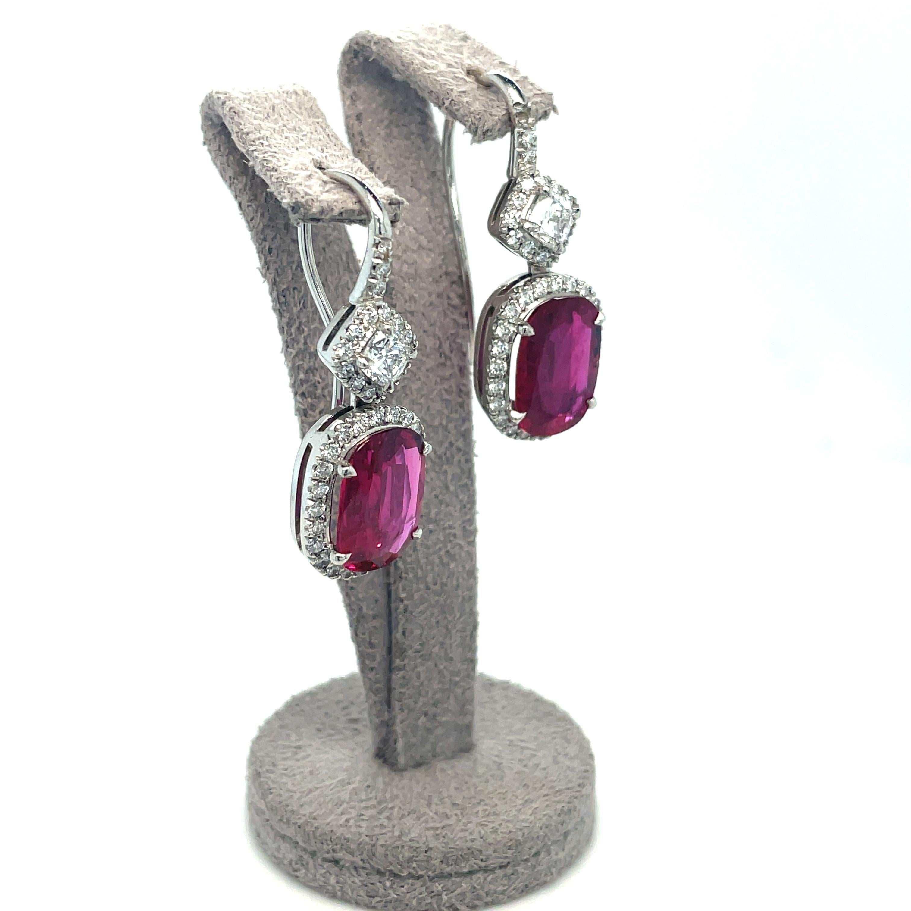 Anello di rubino naturale da 5,40 carati in platino con diamanti In condizioni buone in vendita a London, GB