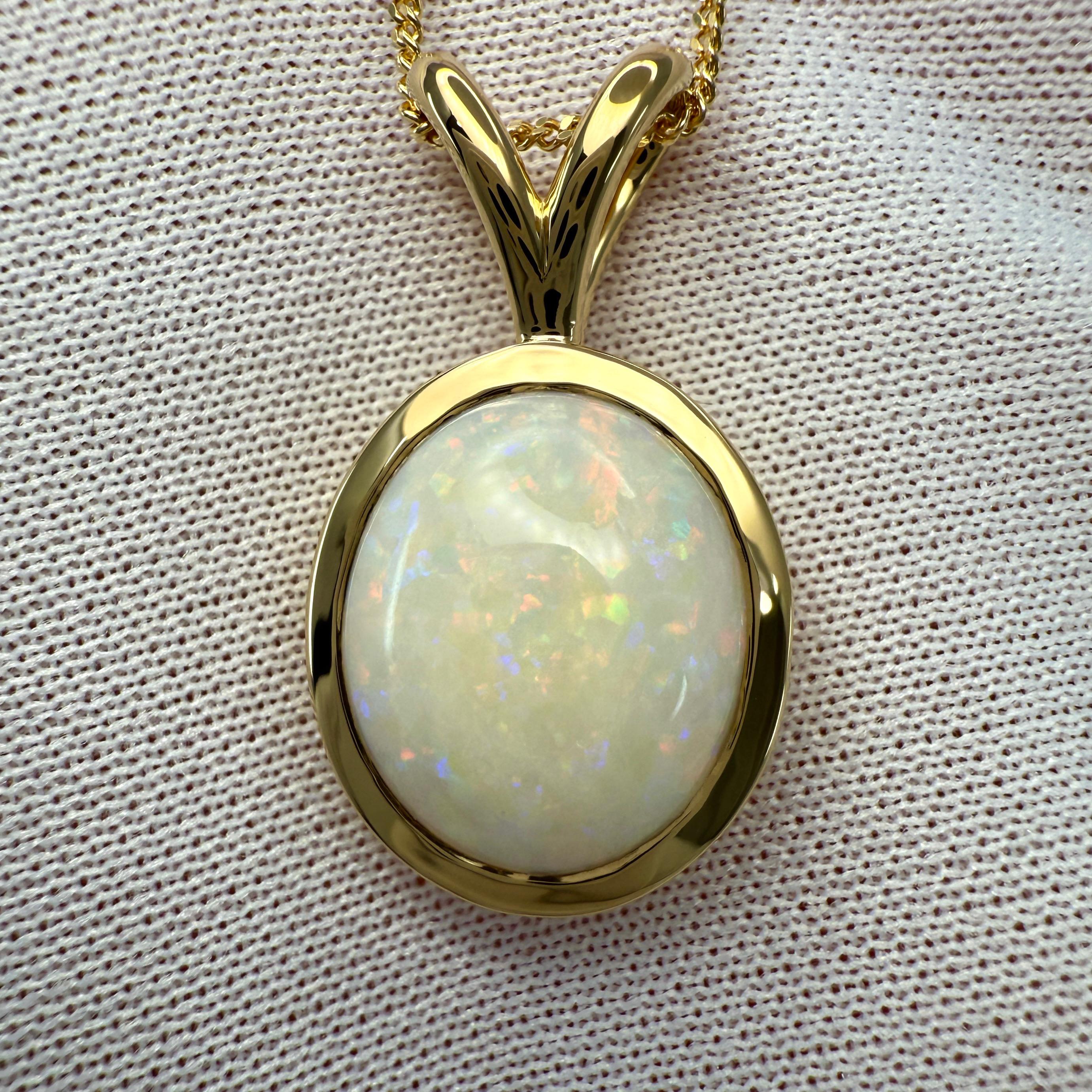Collier avec pendentif solitaire en or jaune 18k en opale blanche naturelle d'Australie Cooper Pedy.

Opale de 5.47 carats avec un beau jeu de couleurs et une excellente coupe ovale en cabochon. Le tout est serti dans un pendentif en or jaune 18