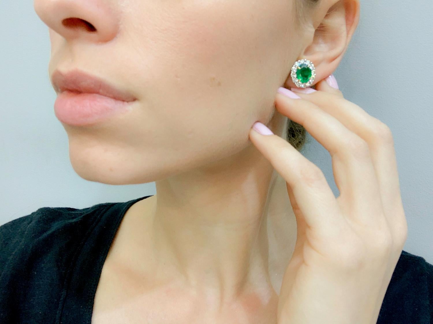 Wir präsentieren unsere atemberaubenden Diamant- und Smaragd-Ohrringe, eine schillernde Verschmelzung von klassischer Eleganz und der zeitlosen Anziehungskraft kostbarer Edelsteine. Diese Ohrringe schmücken Ihre Ohren mit Raffinesse. Das bezaubernde