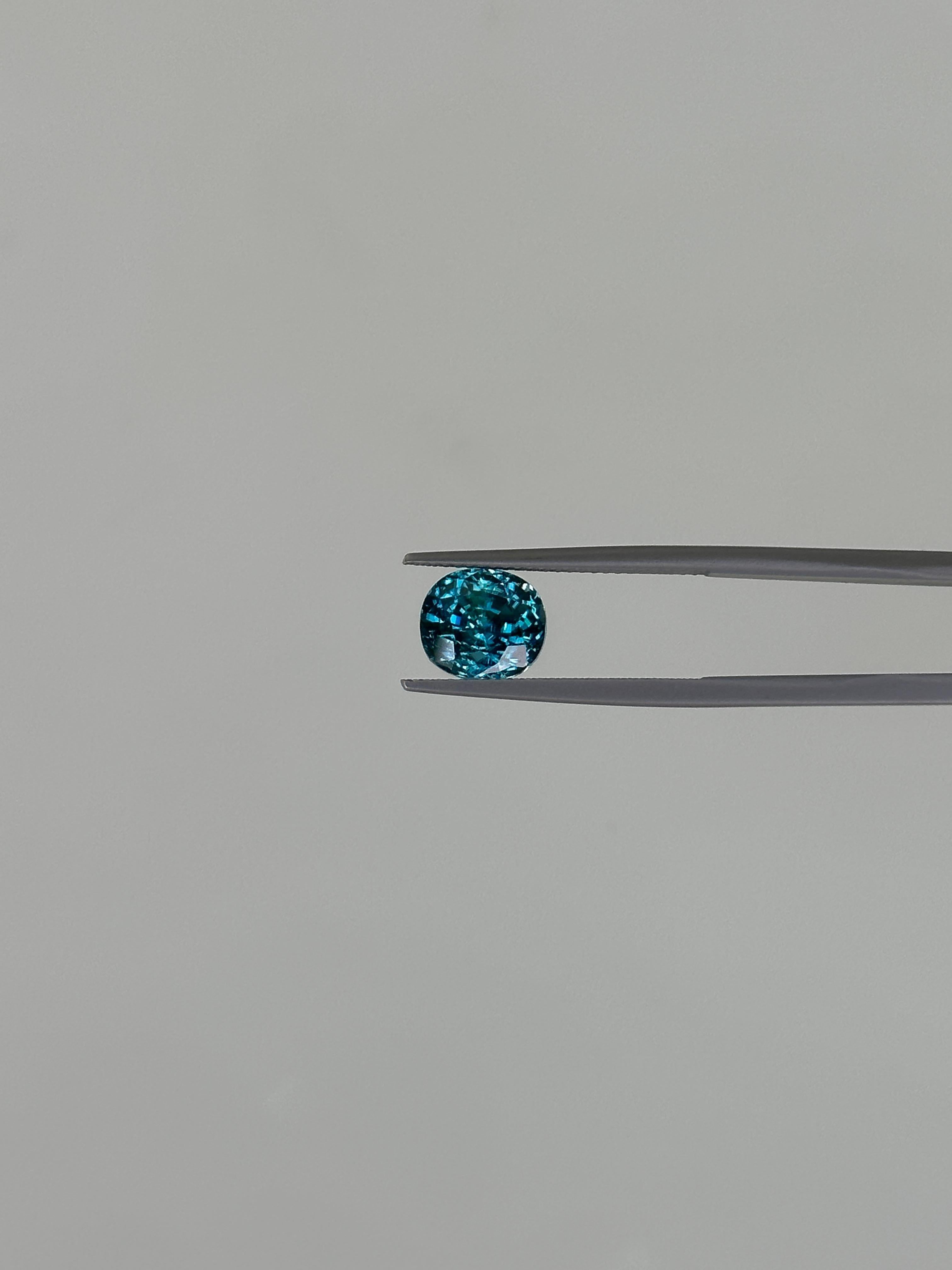 Schillernder ozeanblauer Zirkon
Der seltene funkelnde blaue Zirkon wird nur an einem einzigen Ort der Welt in der Provinz Ratanakiri im Nordosten Kambodschas gefunden. Blauer Zirkon in dieser leuchtend blauen Farbe ist wirklich sehr selten. Wir