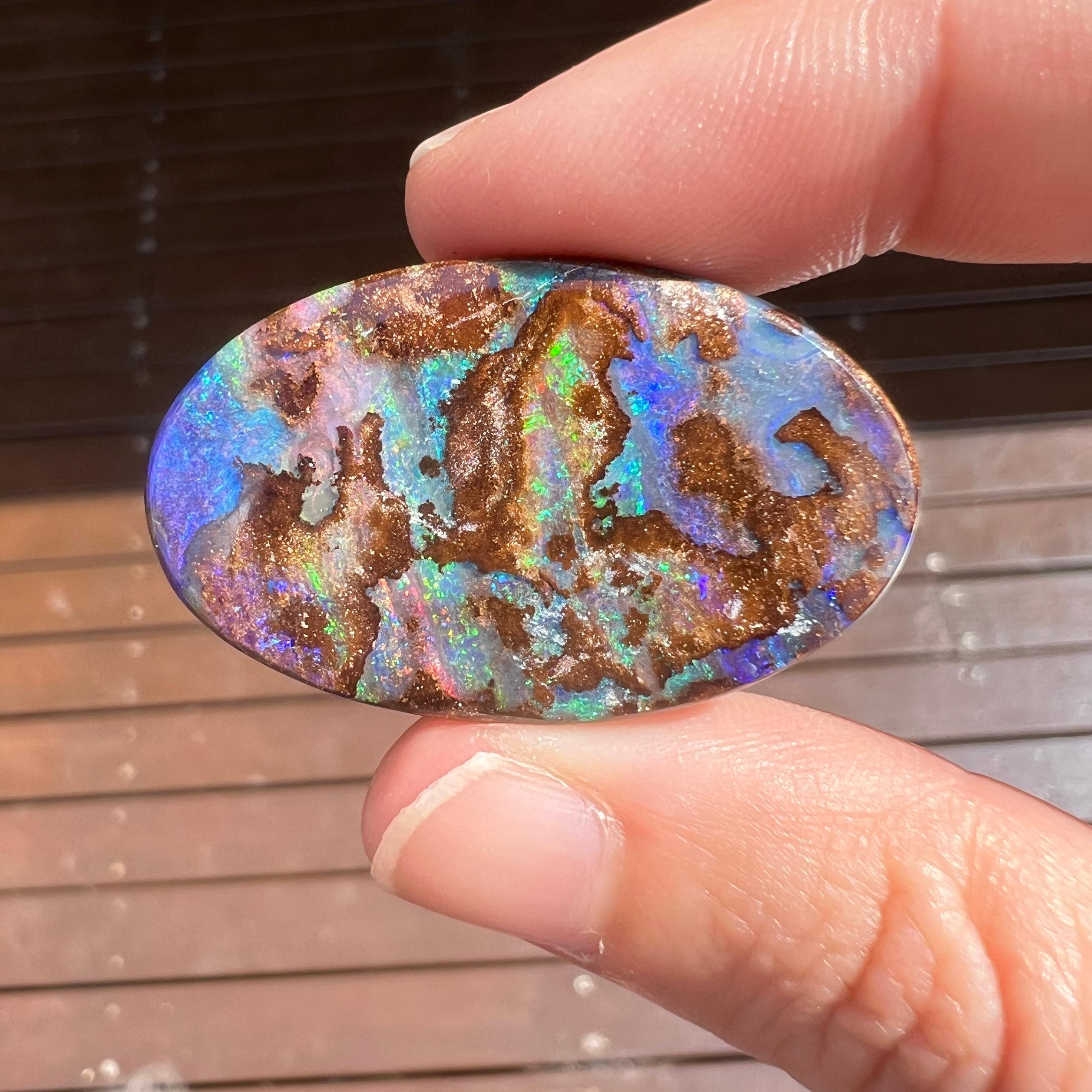 Opale rocheuse naturelle australienne de 56,64 carats extraite par Sue Cooper Pour femmes en vente