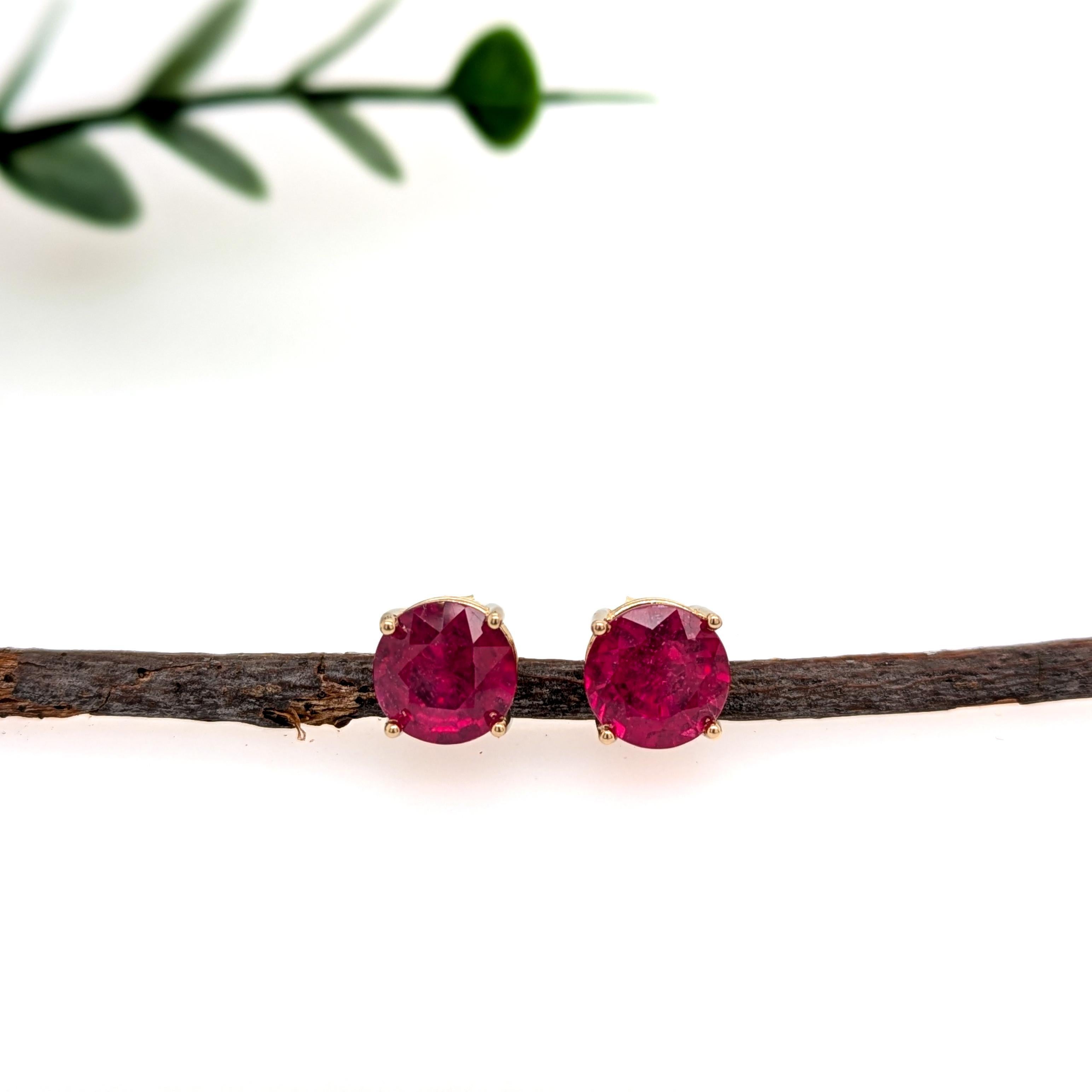 Ces clous d'oreilles en rubis rond de Madagascar, d'une valeur totale de 5,6 carats, sont à la fois audacieux et élégants. Nichés dans de l'or jaune 14 carats massif, leur éclat cramoisi profond offre un charme intemporel et une sophistication